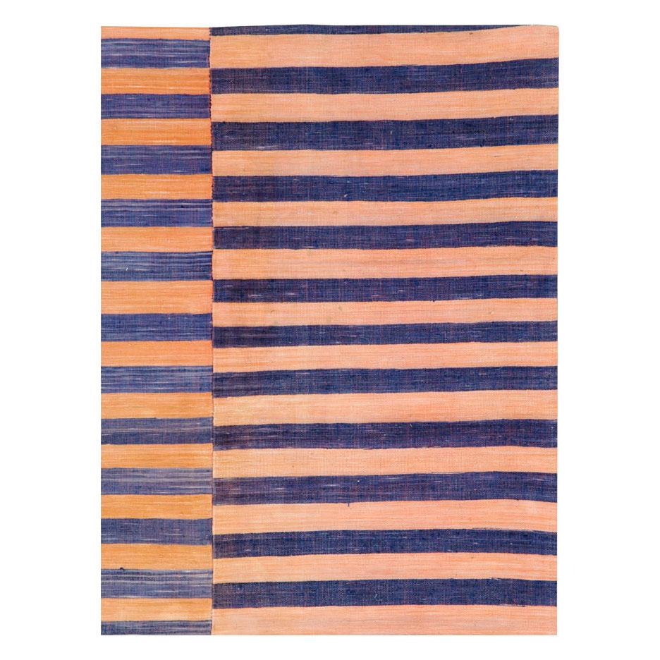 Moderne Tissage plat rayé turc abstrait du milieu du siècle dernier, fait à la main, en corail Persimmon, bleu en vente