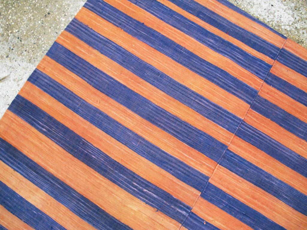 Tejido plano a rayas turco abstracto de mediados de siglo en coral caqui, azul siglo XX en venta