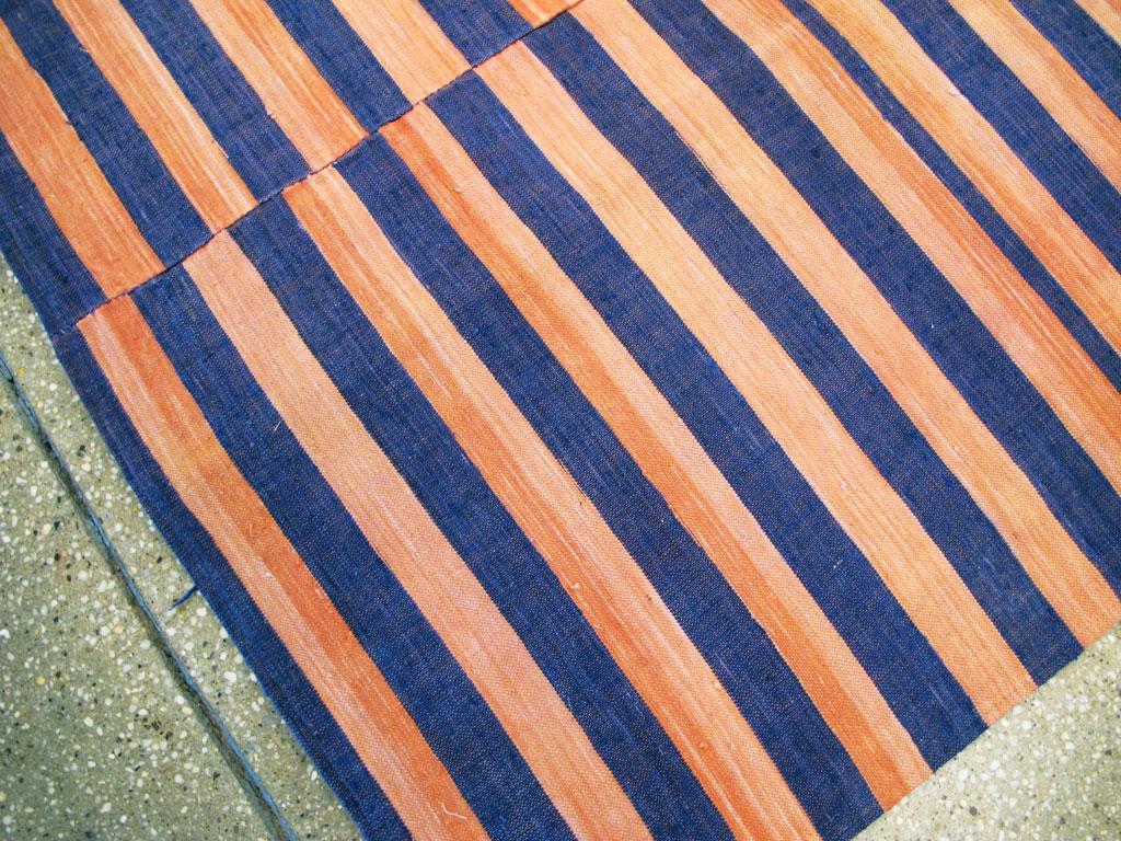 Tissage plat rayé turc abstrait du milieu du siècle dernier, fait à la main, en corail Persimmon, bleu en vente 1