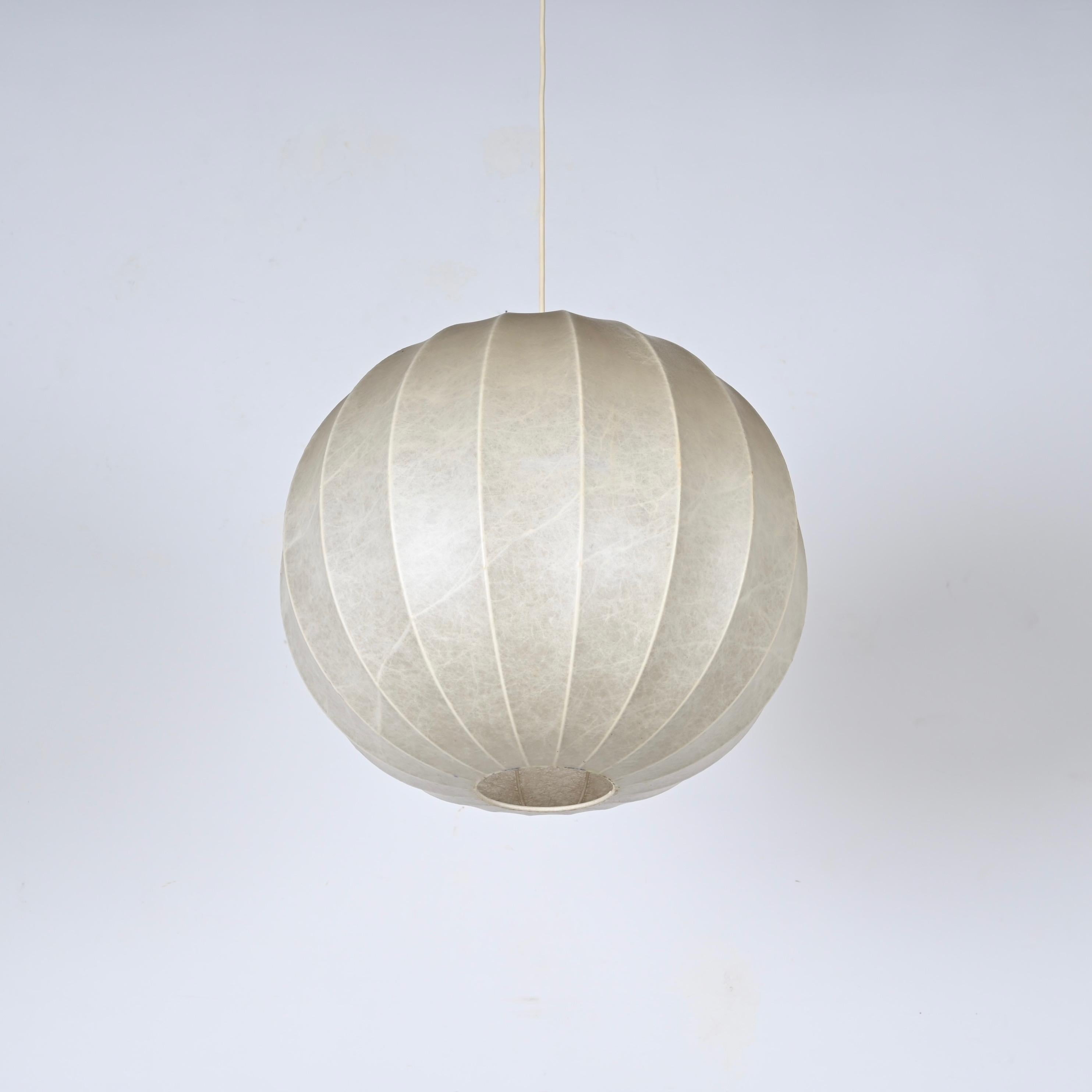 Wunderschöner großer 'Cocoon'-Anhänger. Diese schöne Lampe wurde in den 1960er Jahren von Achille Castiglioni in Italien entworfen.

Dieses ikonische Stück hat einen runden Lampenschirm aus natürlichem, weichem Harz mit einer fantastischen Farbe.