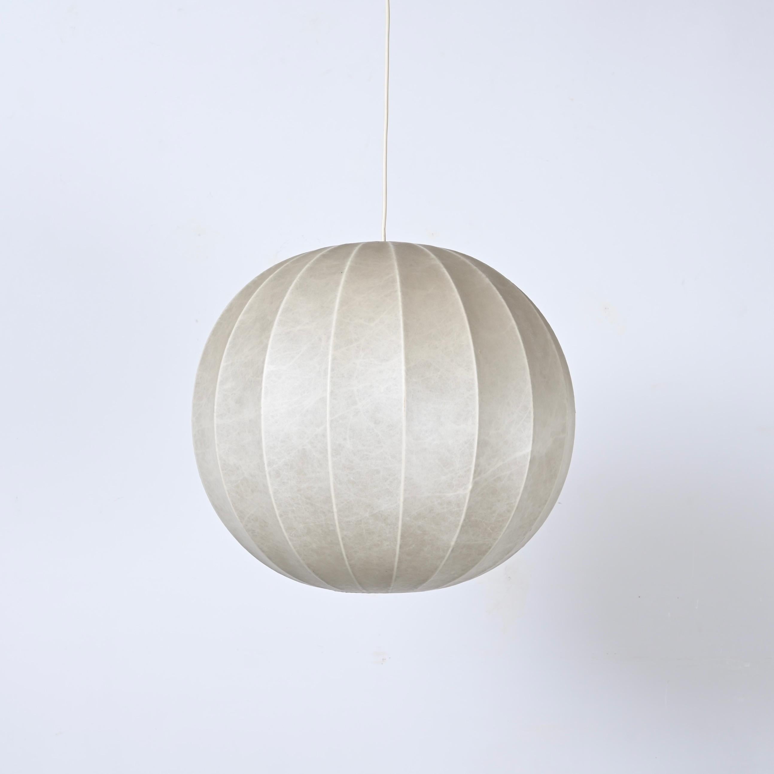 Mid-Century Modern Lampe à suspension italienne Achille Castiglioni « Cocoon » du milieu du siècle, années 1960 en vente