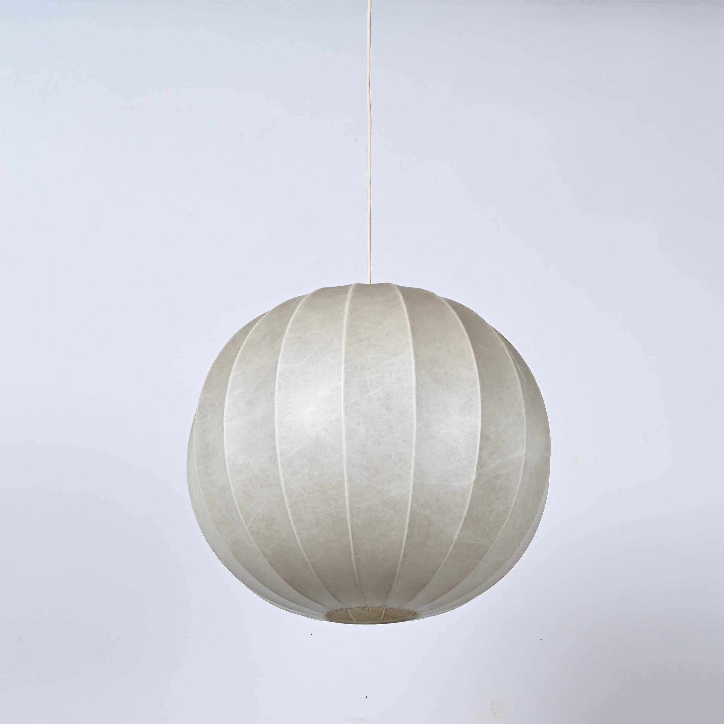 Lampe à suspension italienne Achille Castiglioni « Cocoon » du milieu du siècle, années 1960 en vente 3