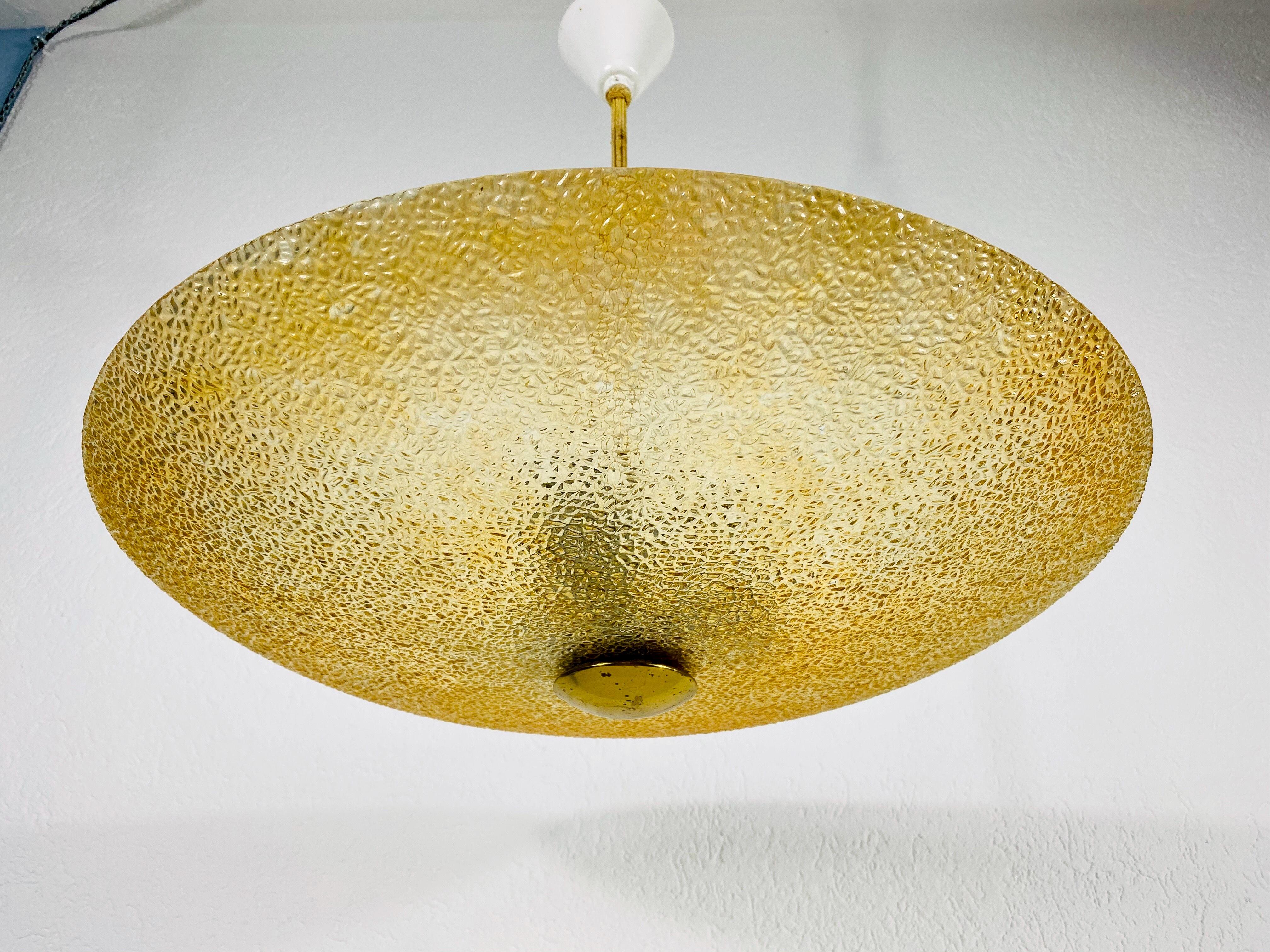 Lampe pendante moderne du milieu du siècle dernier attribuée à Boris Lacroix et fabriquée dans les années 1960. L'abat-jour est en verre acrylique et la barre est en corde.

Le luminaire nécessite des ampoules E27. Bon état vintage.

Expédition