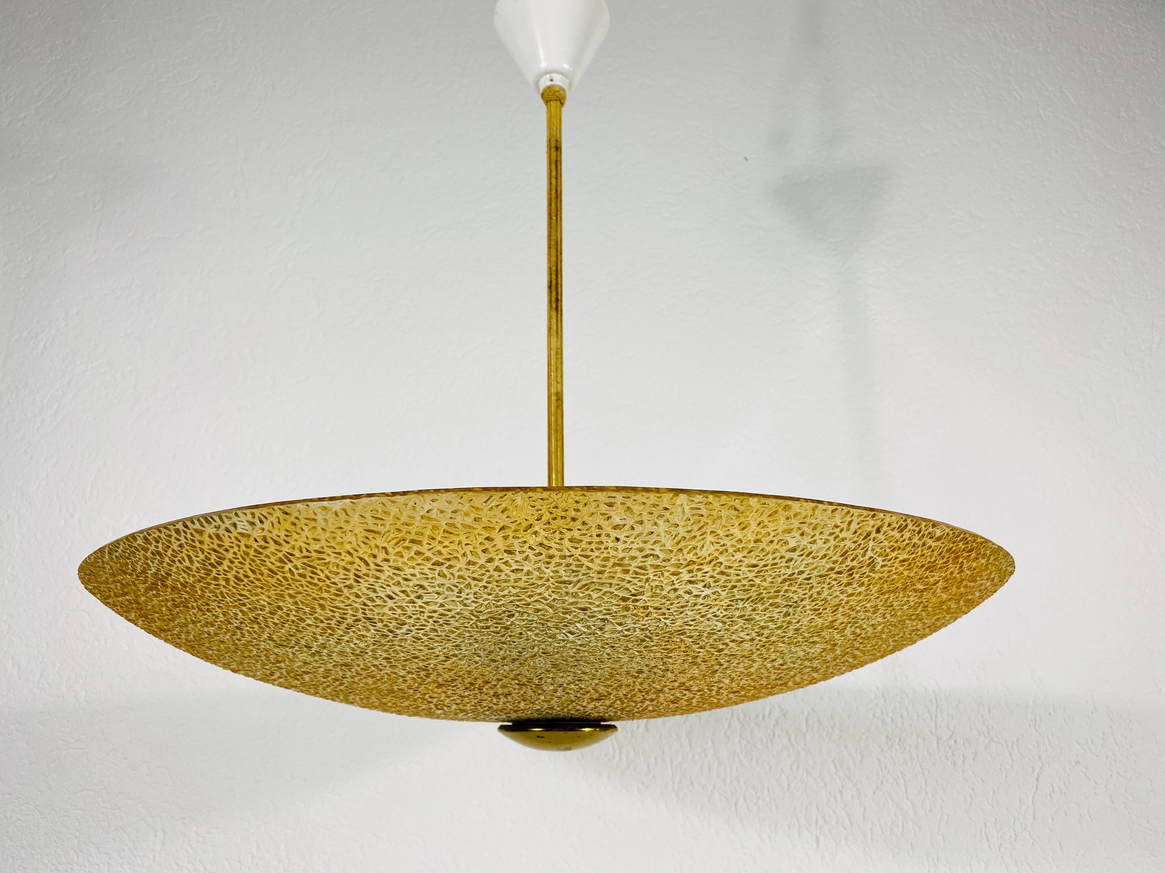 Lampe à suspension en verre acrylique du milieu du siècle dernier attribuée à Boris Lacroix, années 1960 Bon état - En vente à Hagenbach, DE