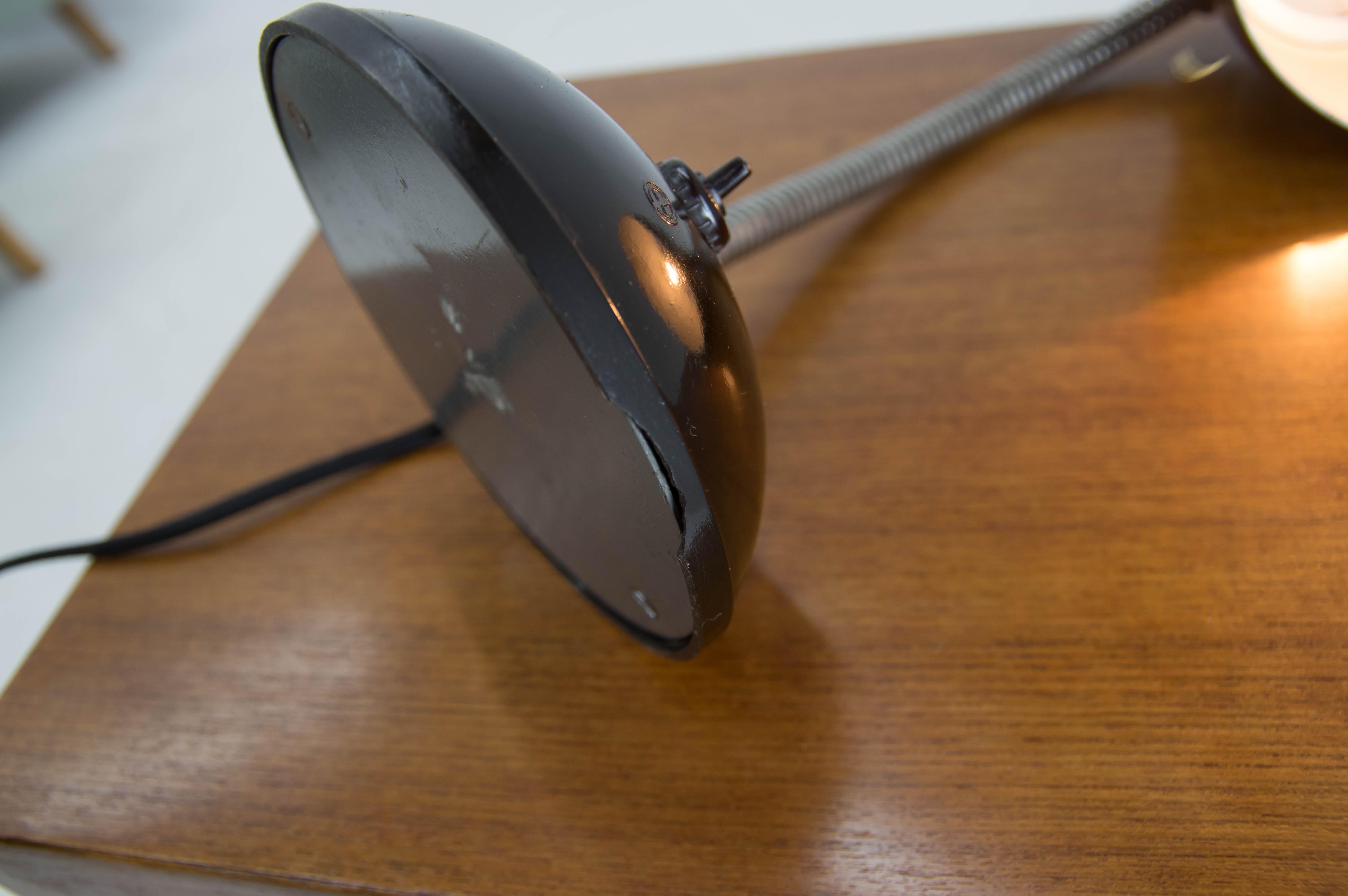 Midcentury Adjustable Bakelite Table Lamp by Eric Kirkman Cole, 1950s In Good Condition For Sale In Praha, CZ