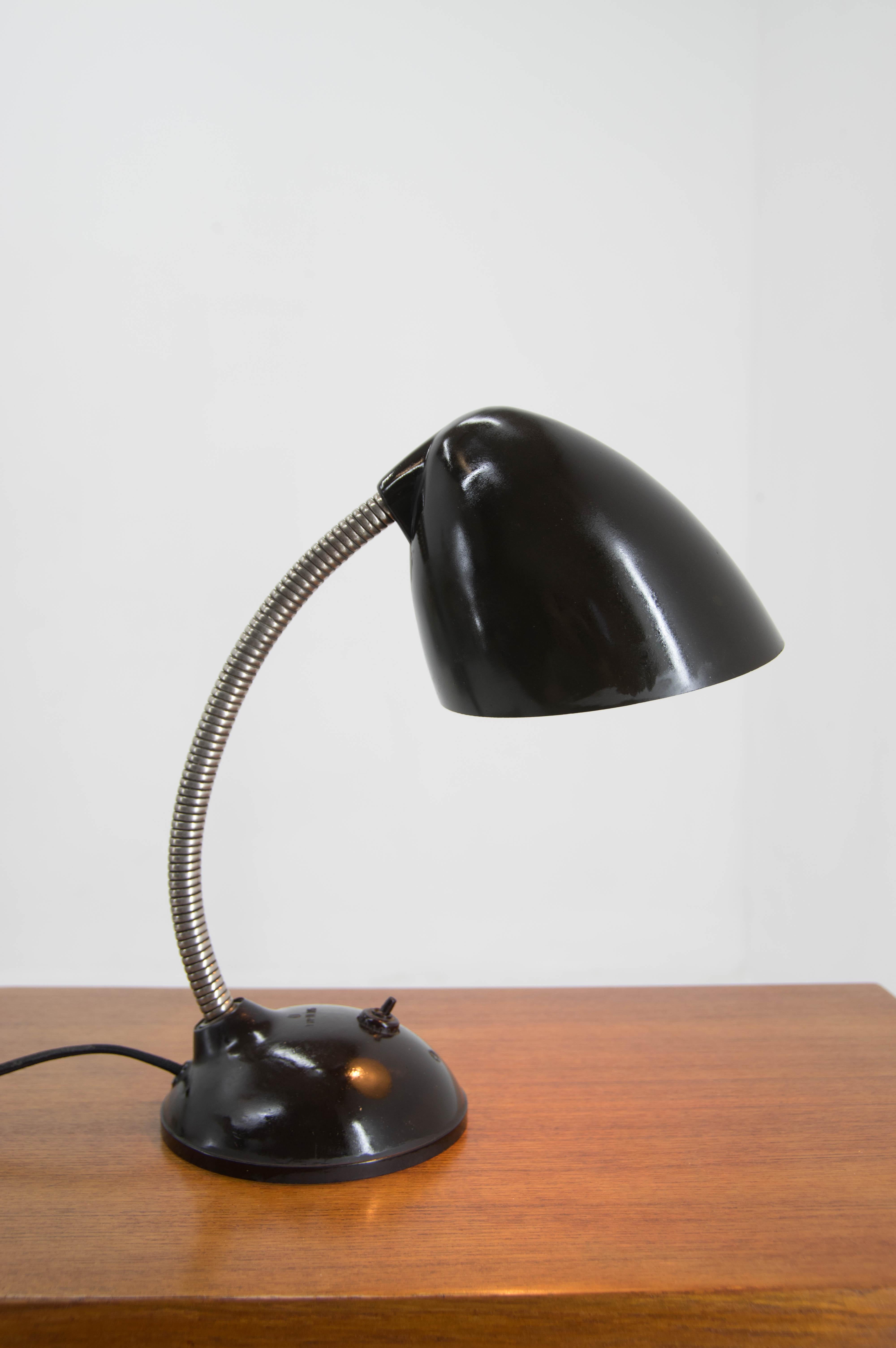 Midcentury Adjustable Bakelite Table Lamp by Eric Kirkman Cole, 1950s For Sale 1