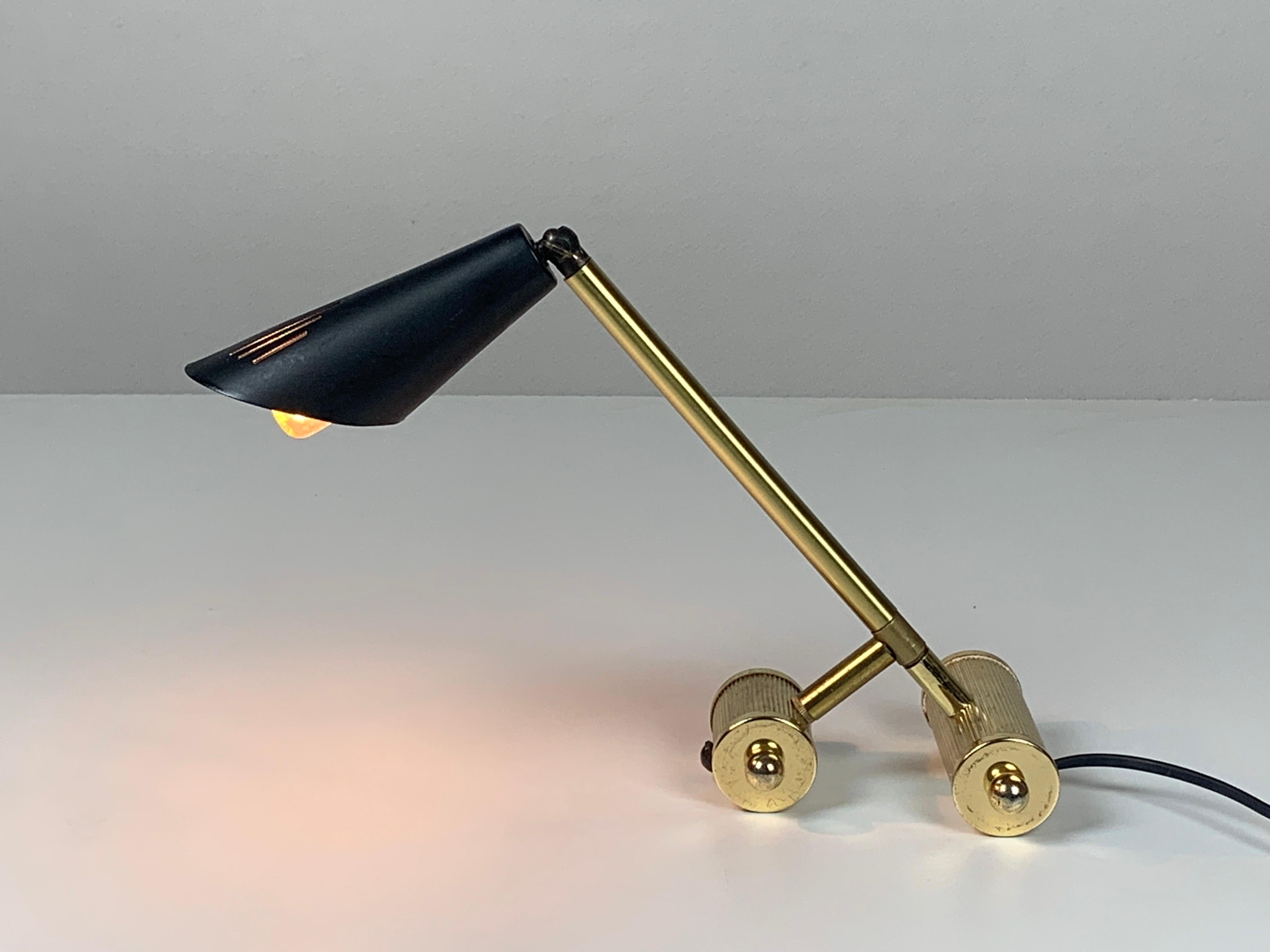 Italian Midcentury adjustable diabolo counter balance architectural desk lamp, 1960s For Sale