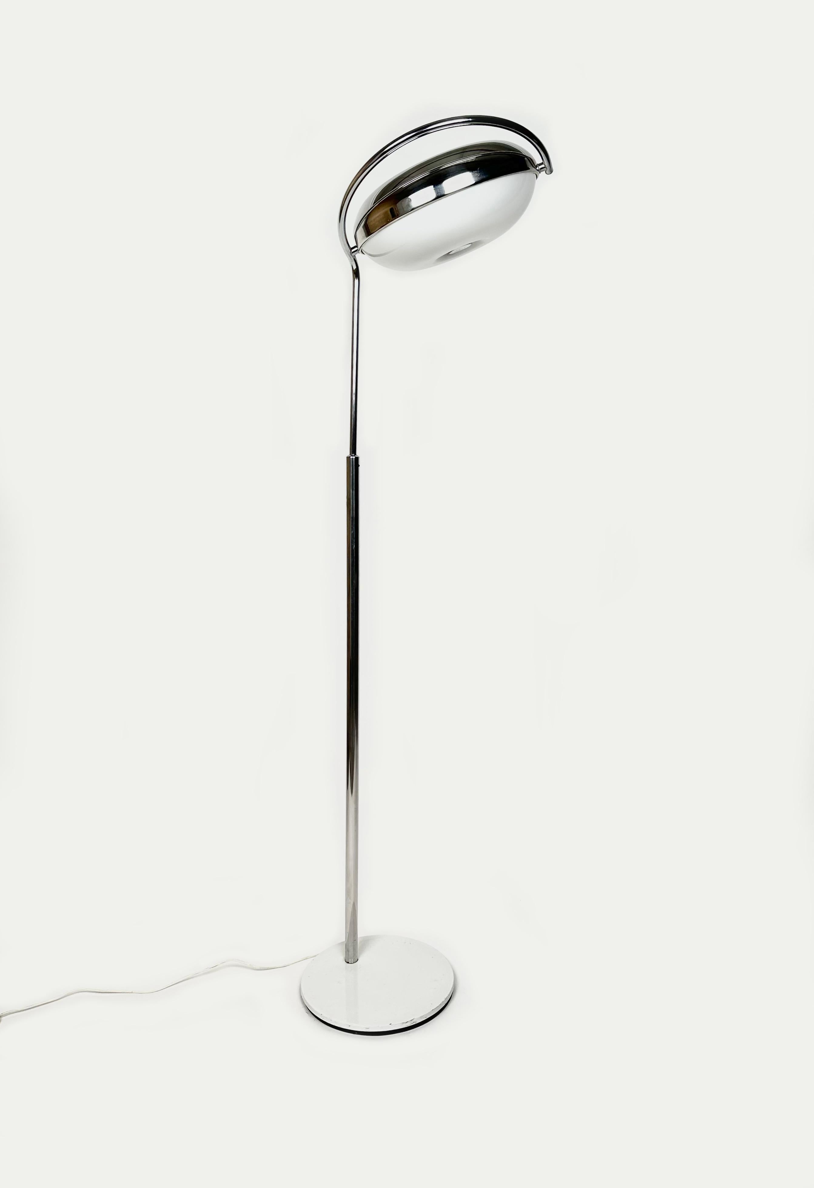 Mid-Century moderno Lampada da terra regolabile del Medioevo in cromo e plexiglass di Reggiani, Italia anni '70 in vendita