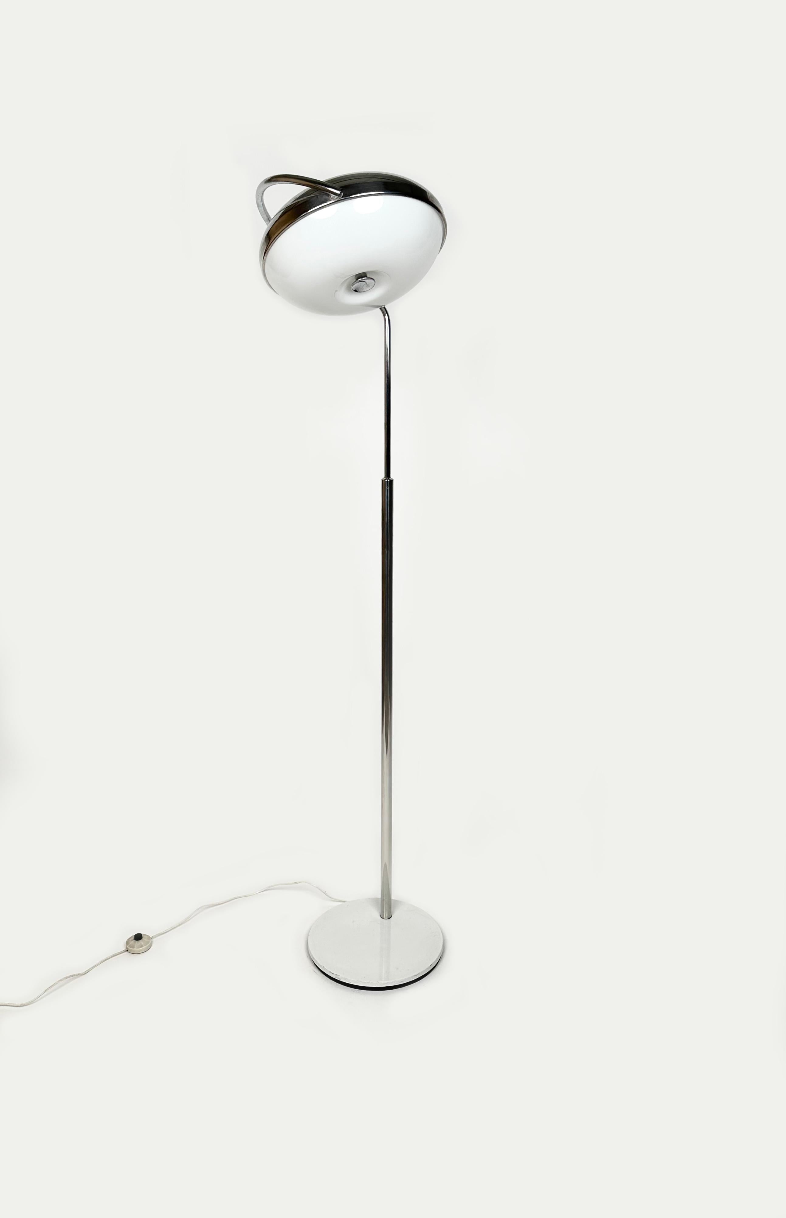 Italiano Lampada da terra regolabile del Medioevo in cromo e plexiglass di Reggiani, Italia anni '70 in vendita