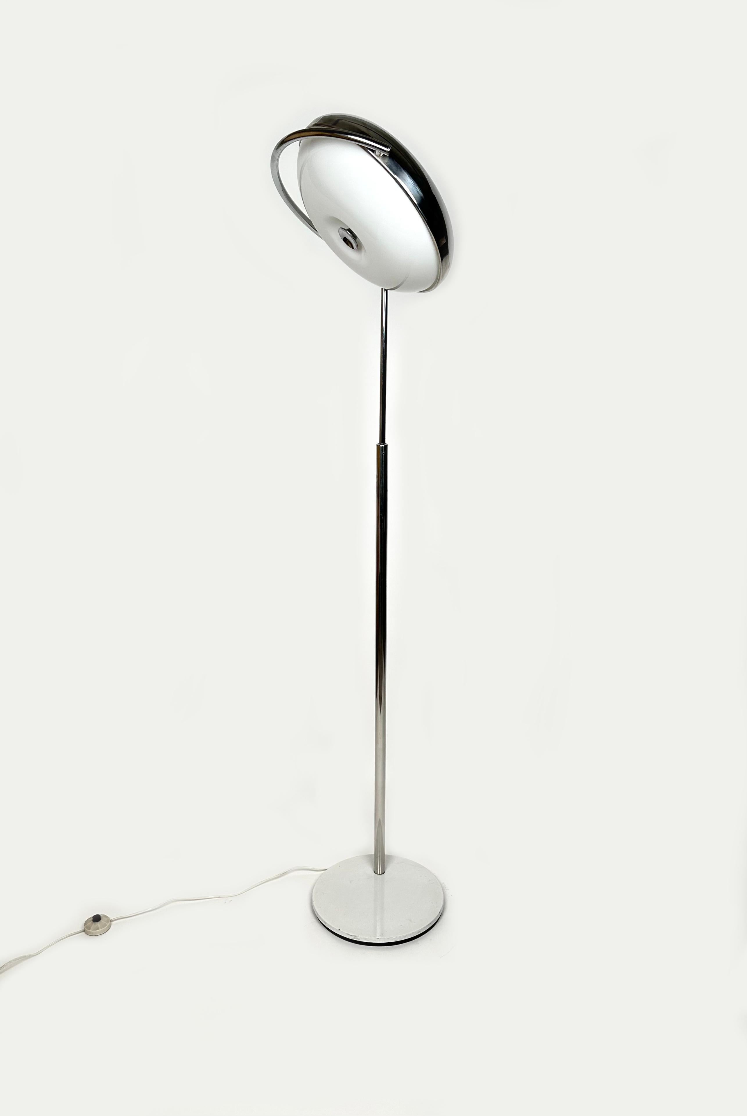 Midcentury Adjustable Floor Lamp in Chrome & Plexiglass by Reggiani, Italy 1970s In Good Condition For Sale In Rome, IT