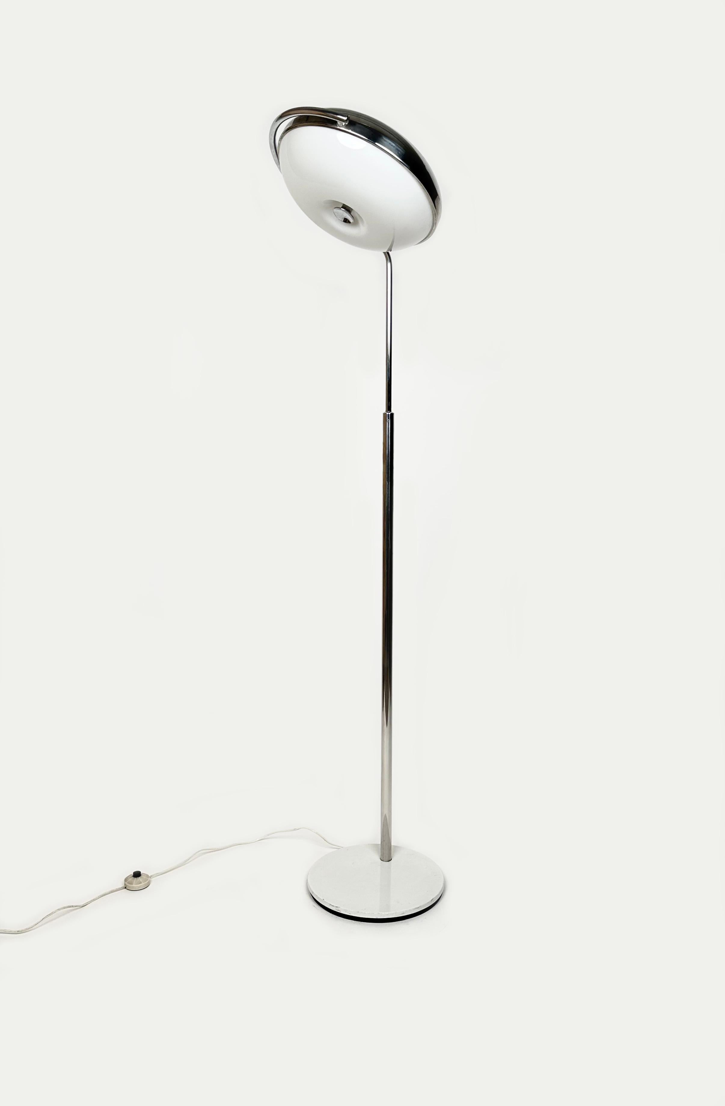 Fine XX secolo Lampada da terra regolabile del Medioevo in cromo e plexiglass di Reggiani, Italia anni '70 in vendita