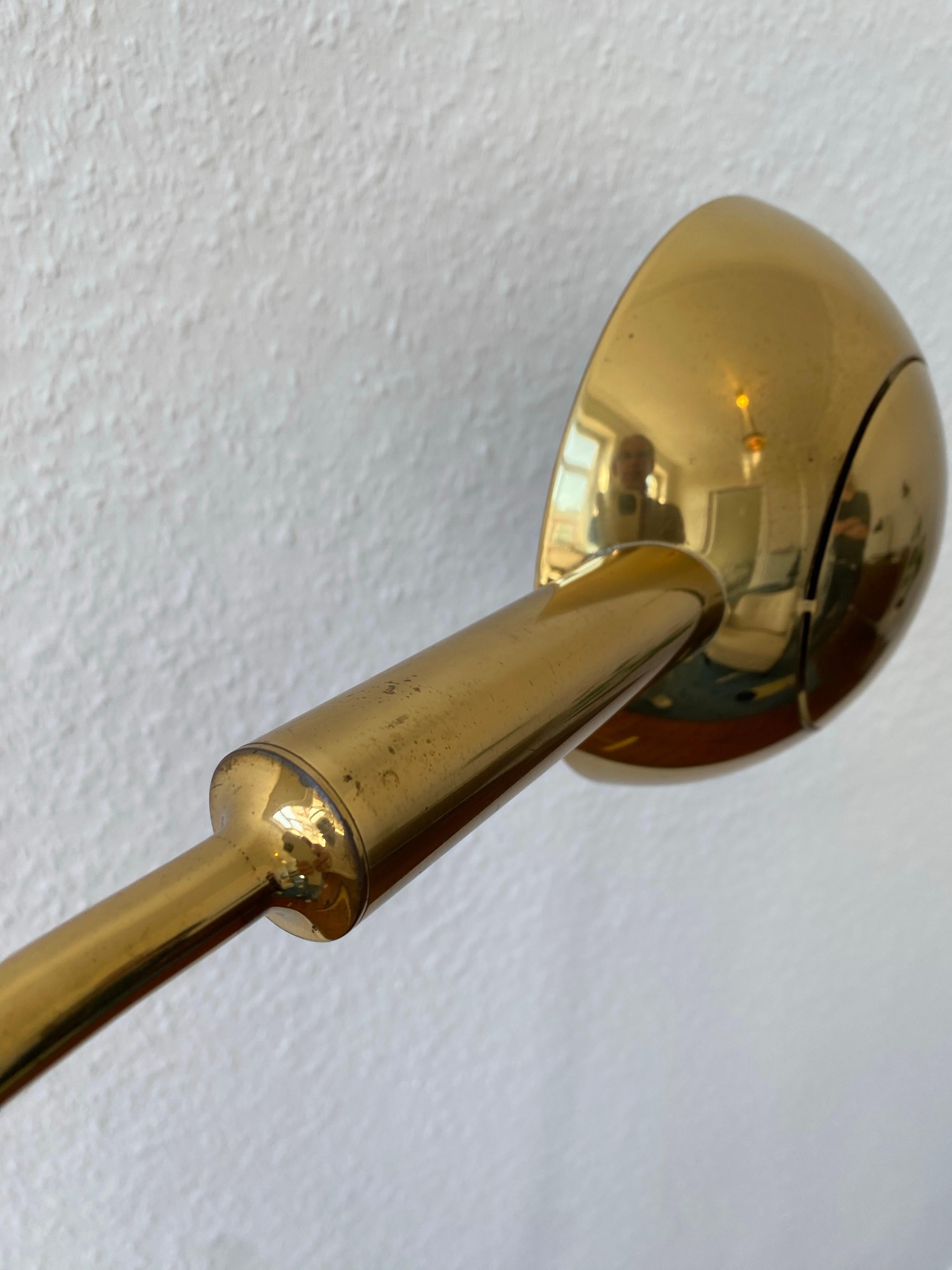 Midcentury  Lampe de lecture réglable en laiton doré par Florian Schulz en vente 4