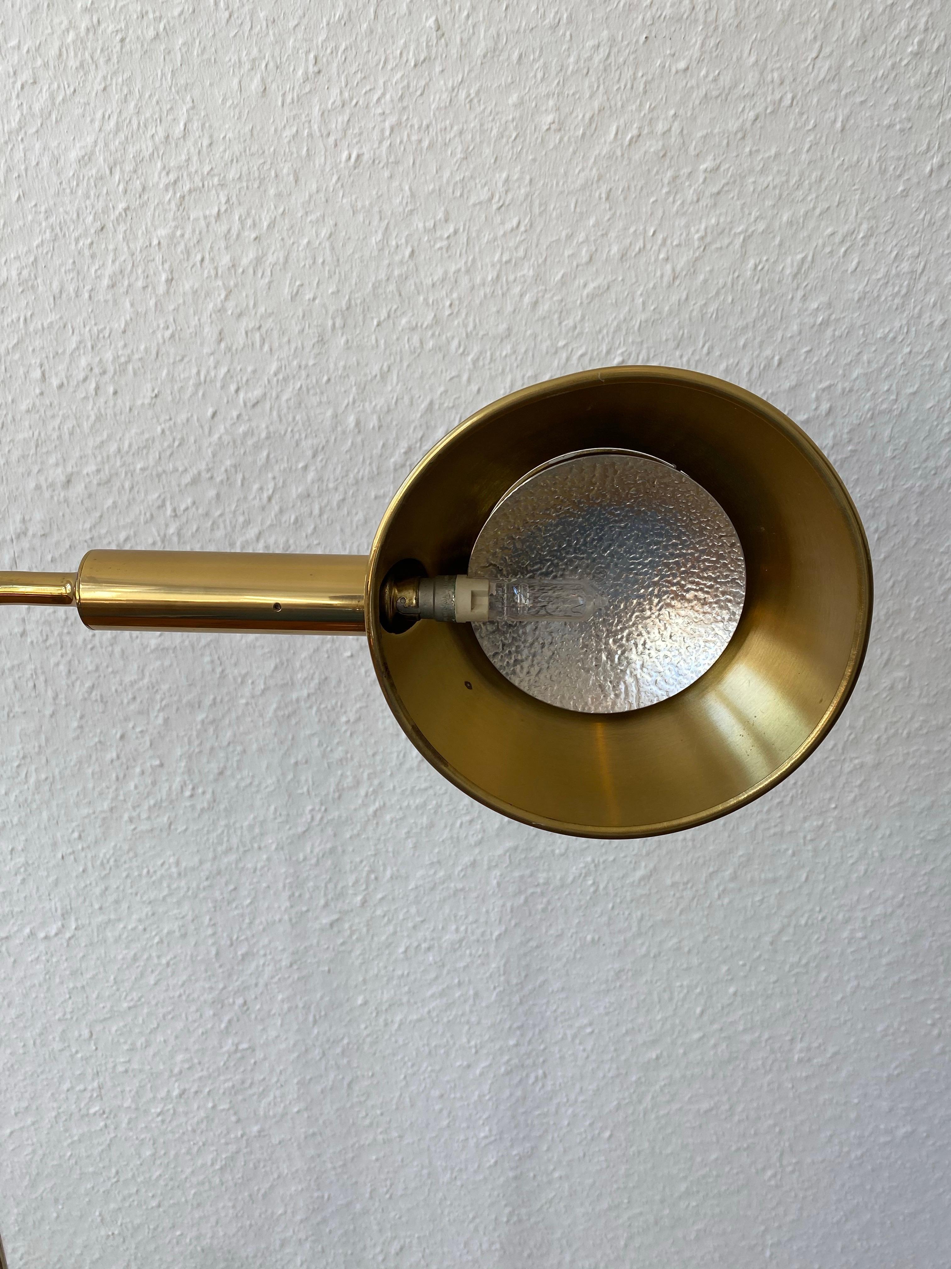Midcentury  Lampe de lecture réglable en laiton doré par Florian Schulz en vente 5