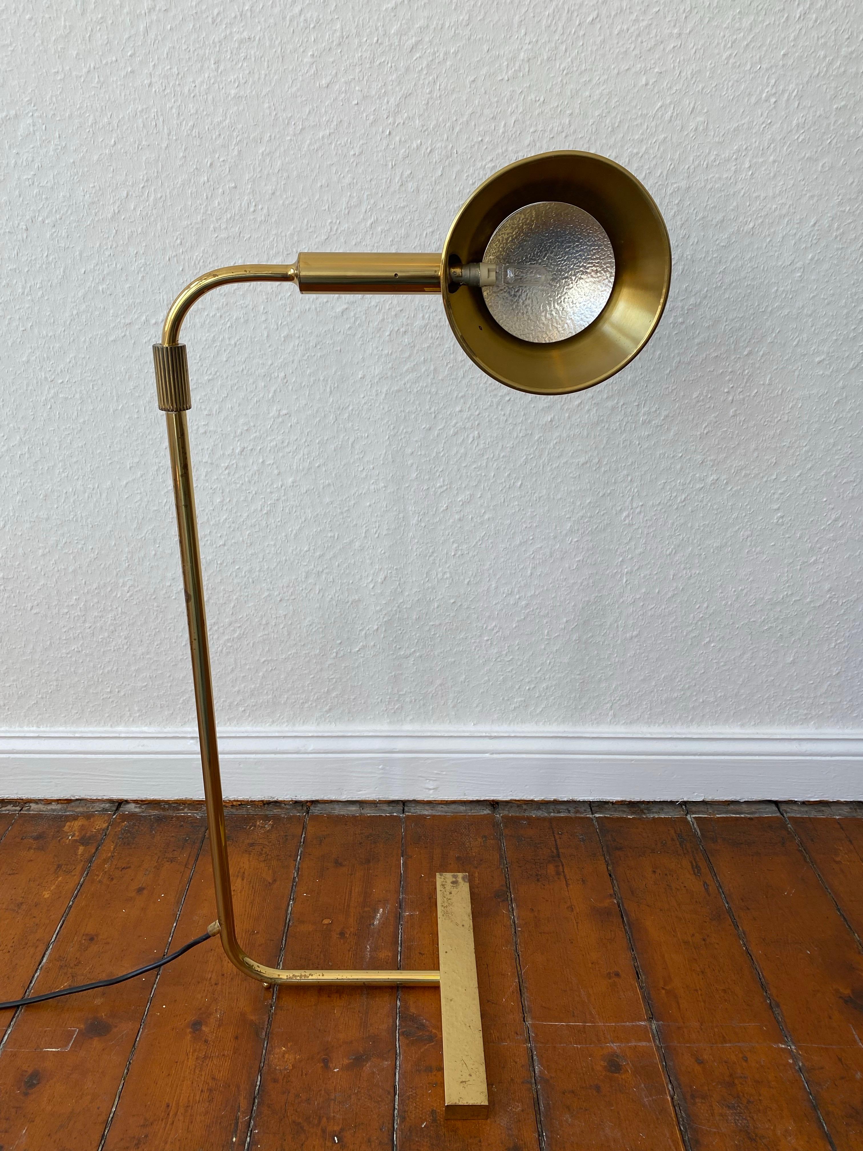 Midcentury  Lampe de lecture réglable en laiton doré par Florian Schulz en vente 6