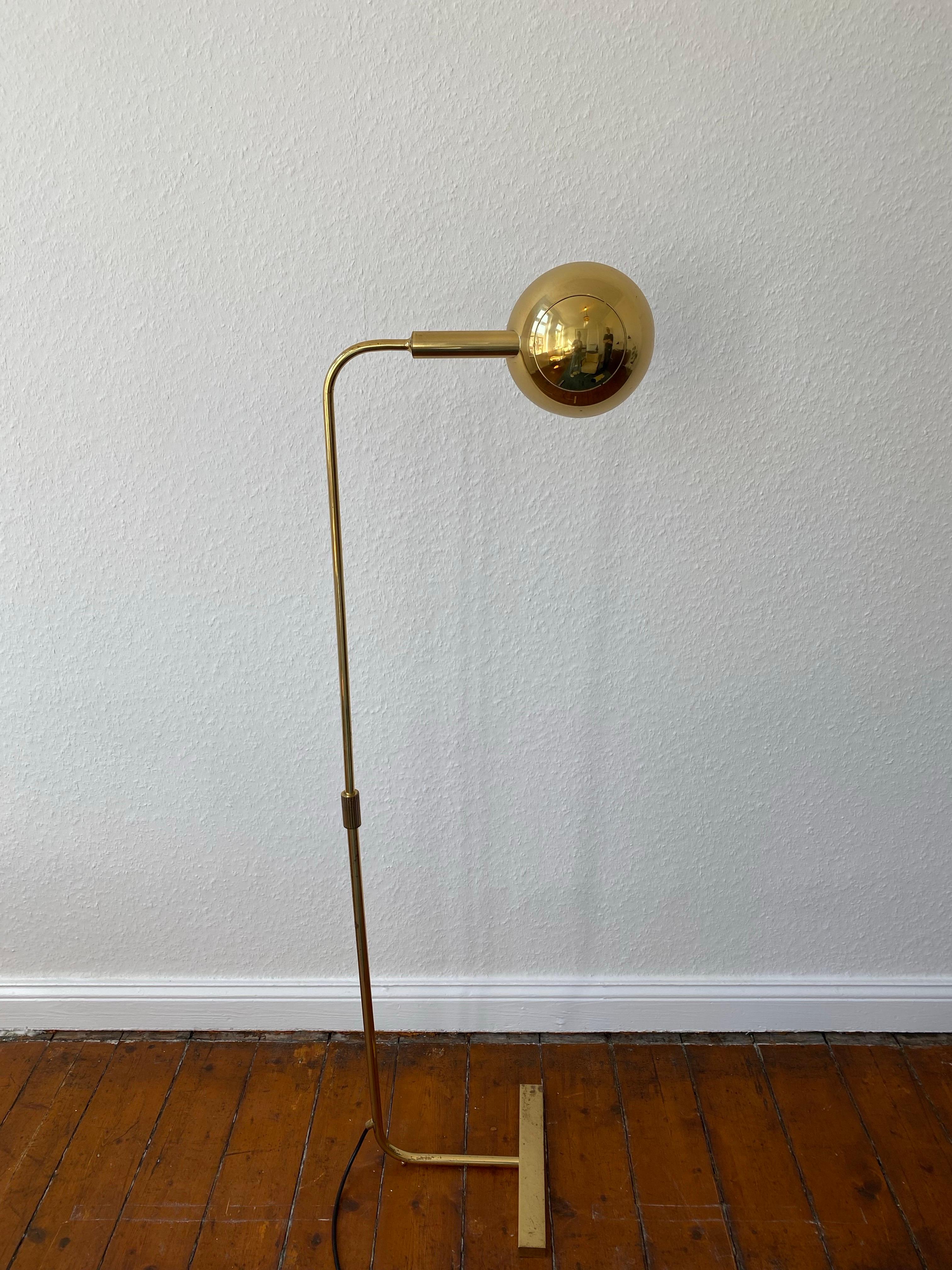 Midcentury  Lampe de lecture réglable en laiton doré par Florian Schulz en vente 10