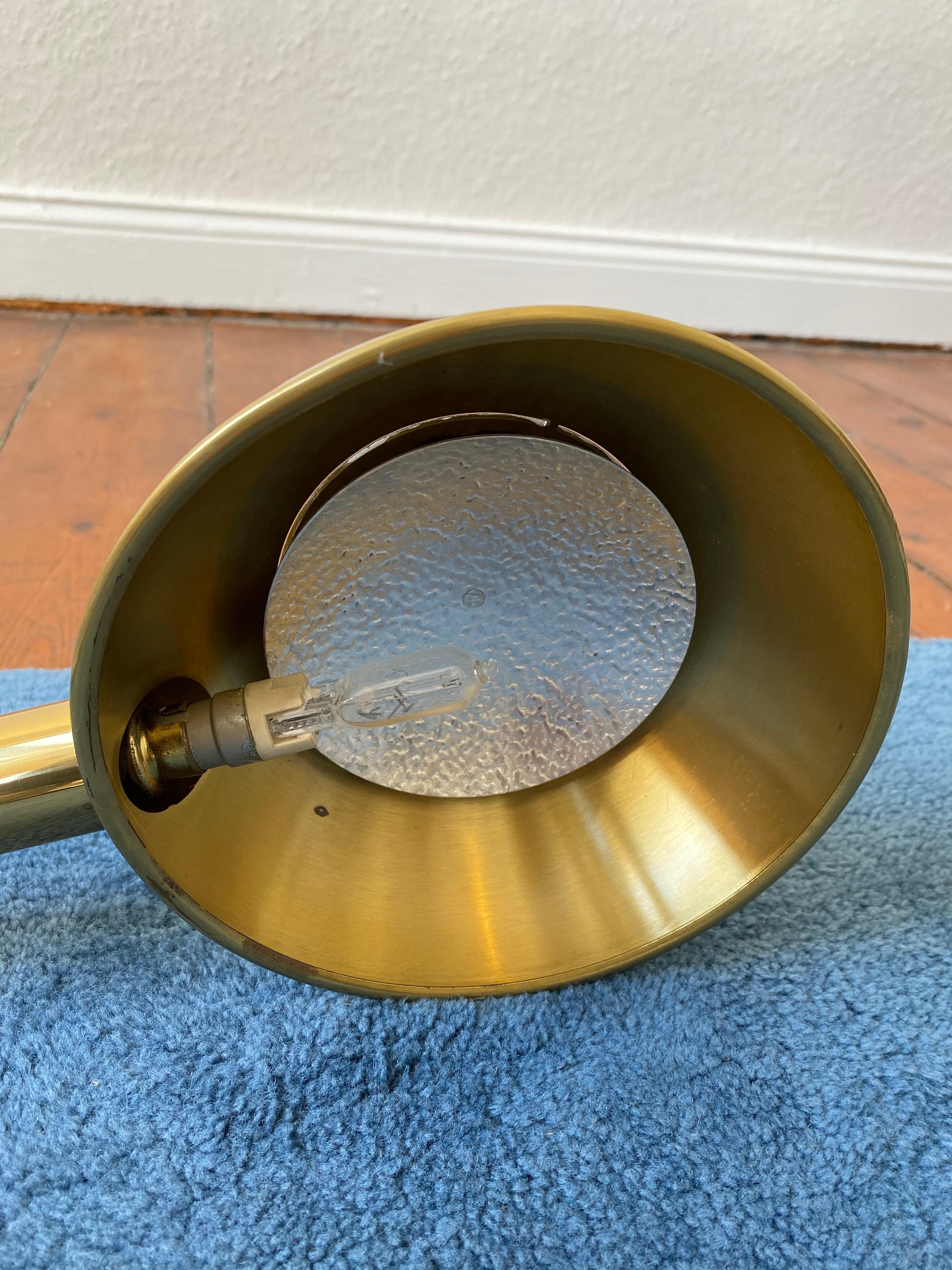 Midcentury  Lampe de lecture réglable en laiton doré par Florian Schulz en vente 11