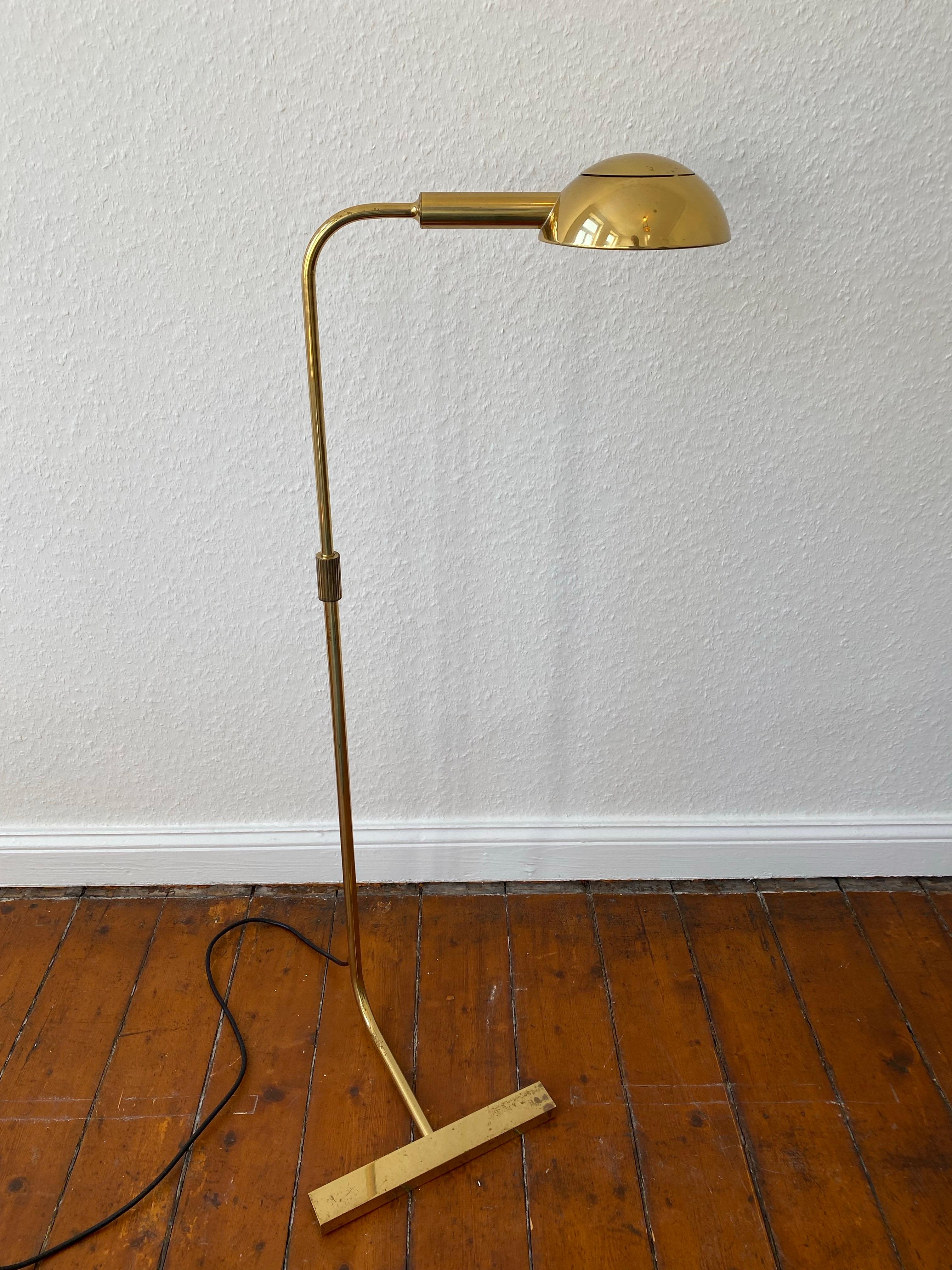 Rare lampe de lecture halogène en métal massif poli.  laiton  par Florian Schulz .
La hauteur de la lampe et la  abat-jour  est  conçu pour avoir de nombreuses  les possibilités de changement  les directions de la lumière.
La lampe à variateur de