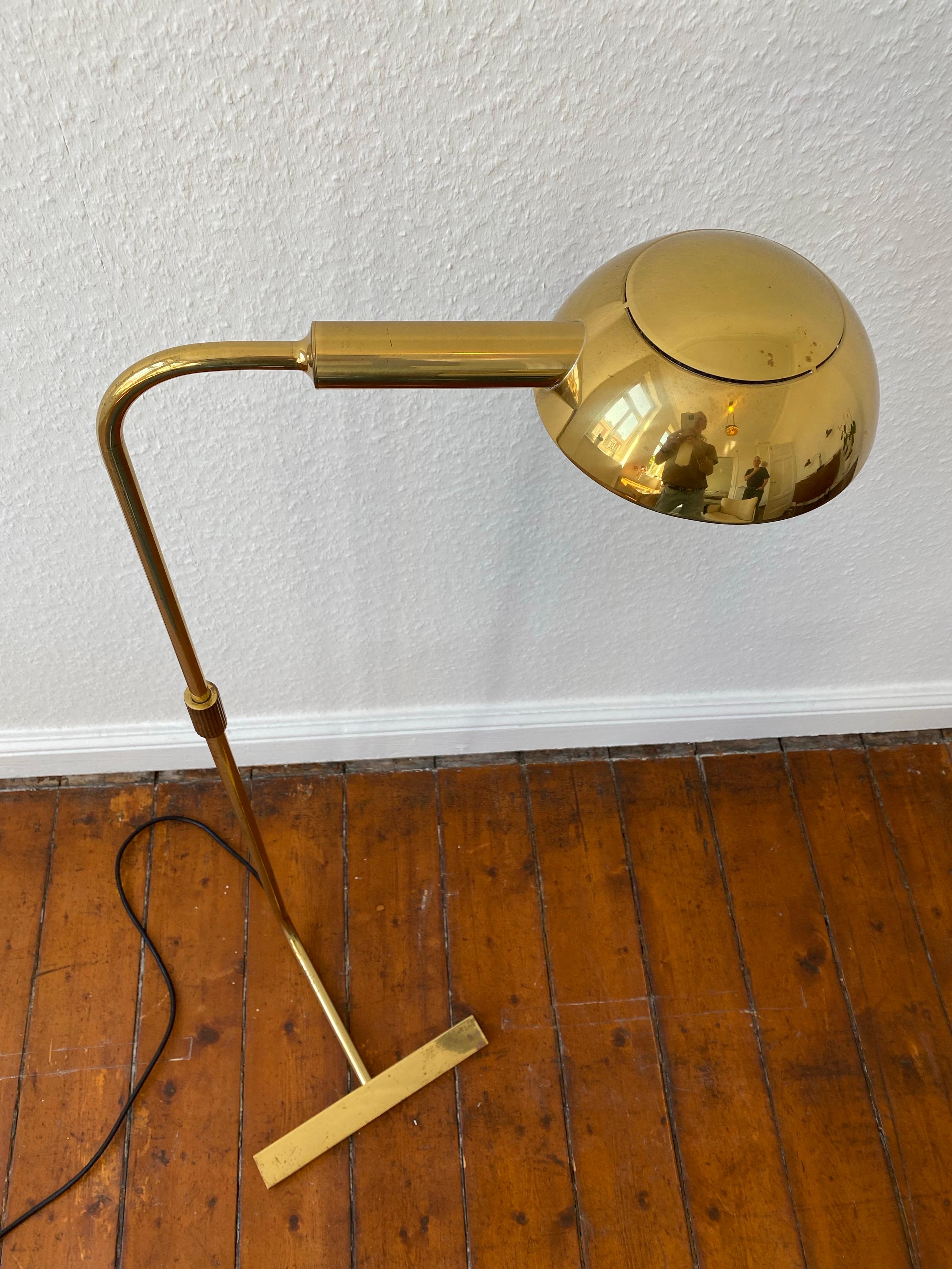 Laiton Midcentury  Lampe de lecture réglable en laiton doré par Florian Schulz en vente