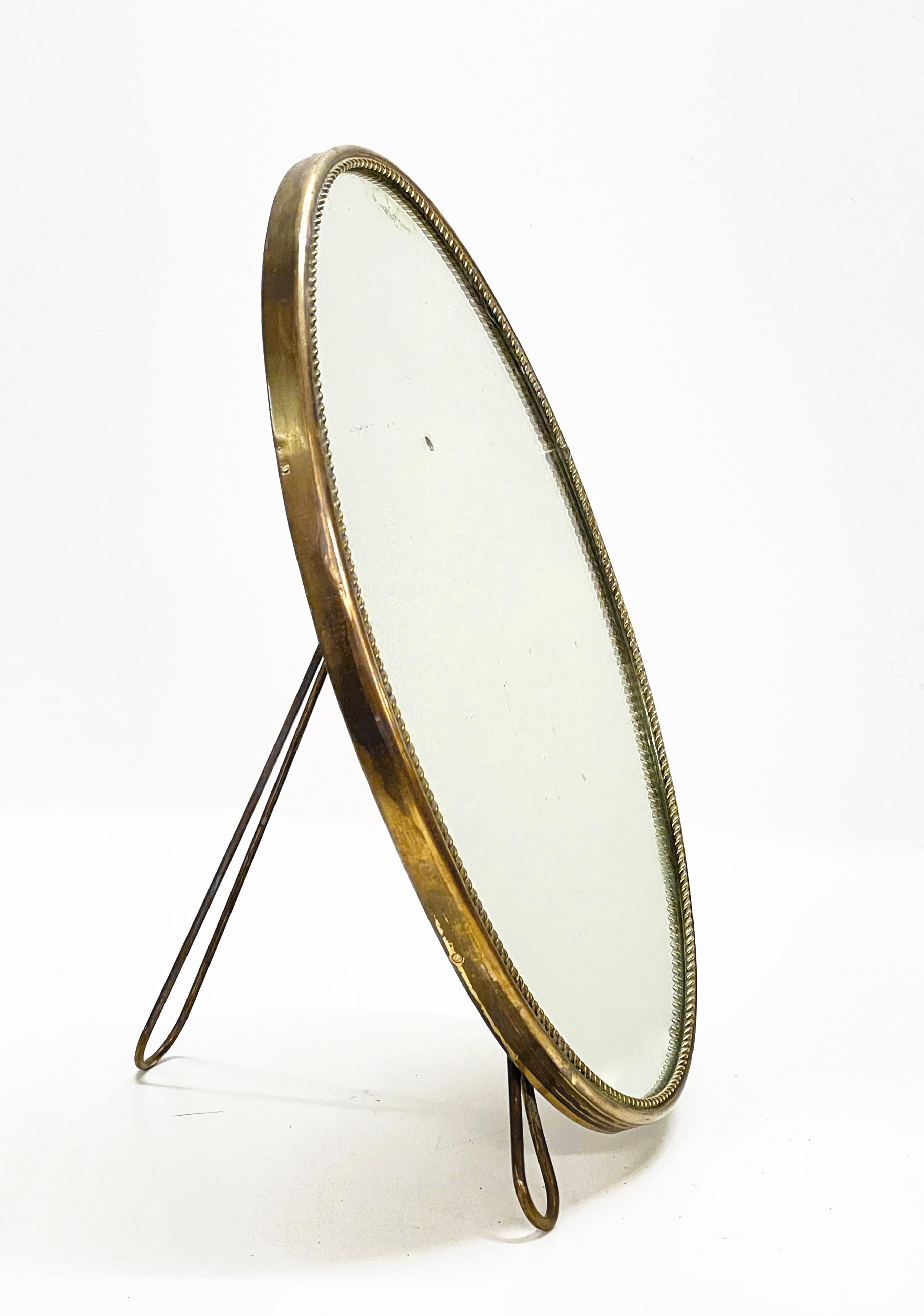 Incredible midcentury adjustable table mirror with fantastic decorate brass frame. This fantastic object was produced in Italy in the 1950s.

This piece is fantastic for its smooth lines and the elegant decorate frame, it is very adaptable as the