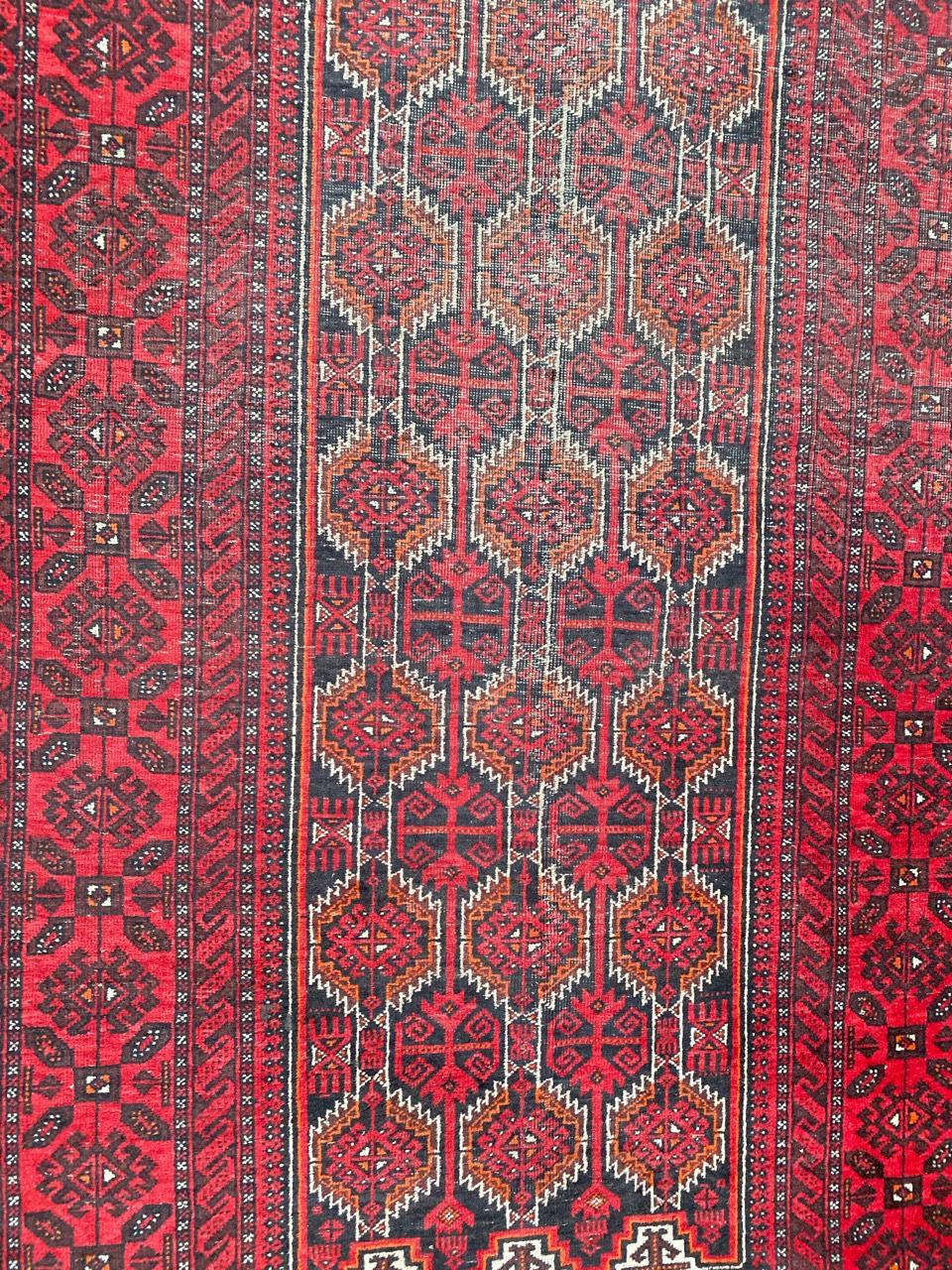 Magnifique tapis afghan vintage avec un design tribal géométrique et de belles couleurs avec du rouge, du violet et du noir, entièrement noué à la main avec du velours de laine sur une base de coton.

✨✨✨
