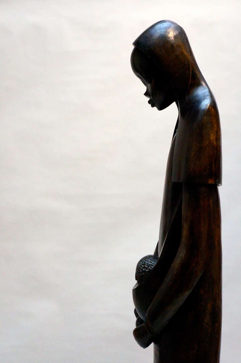 Artisanat Sculpture africaine du milieu du siècle en bois sculpté à la main représentant Maria et l'enfant en vente