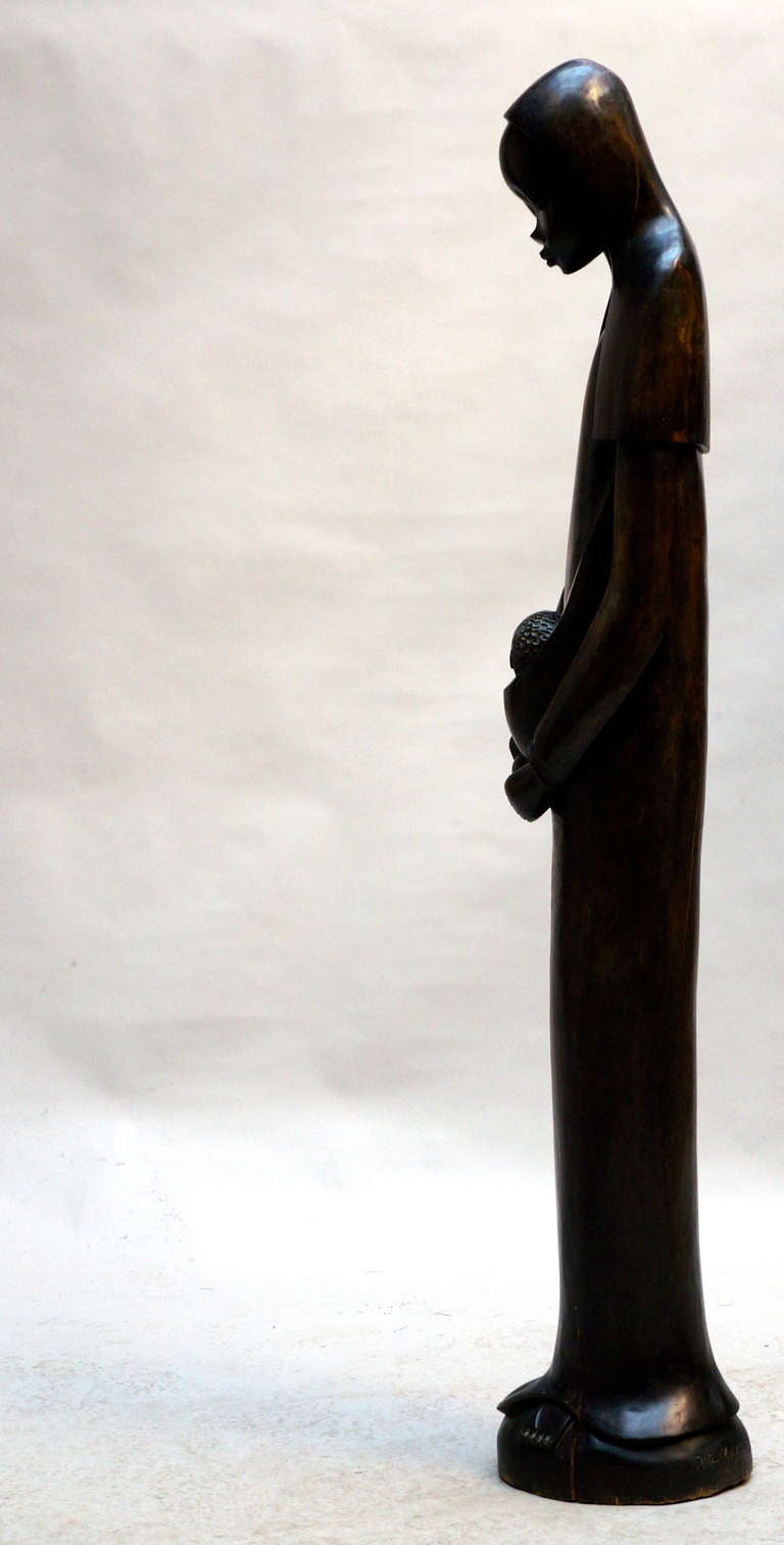 Congolais Sculpture africaine du milieu du siècle en bois sculpté à la main représentant Maria et l'enfant en vente