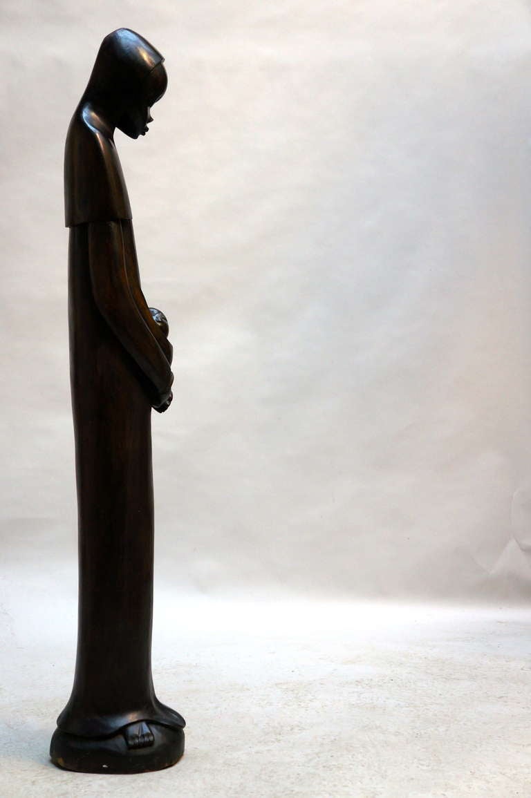 Sculpté à la main Sculpture africaine du milieu du siècle en bois sculpté à la main représentant Maria et l'enfant en vente