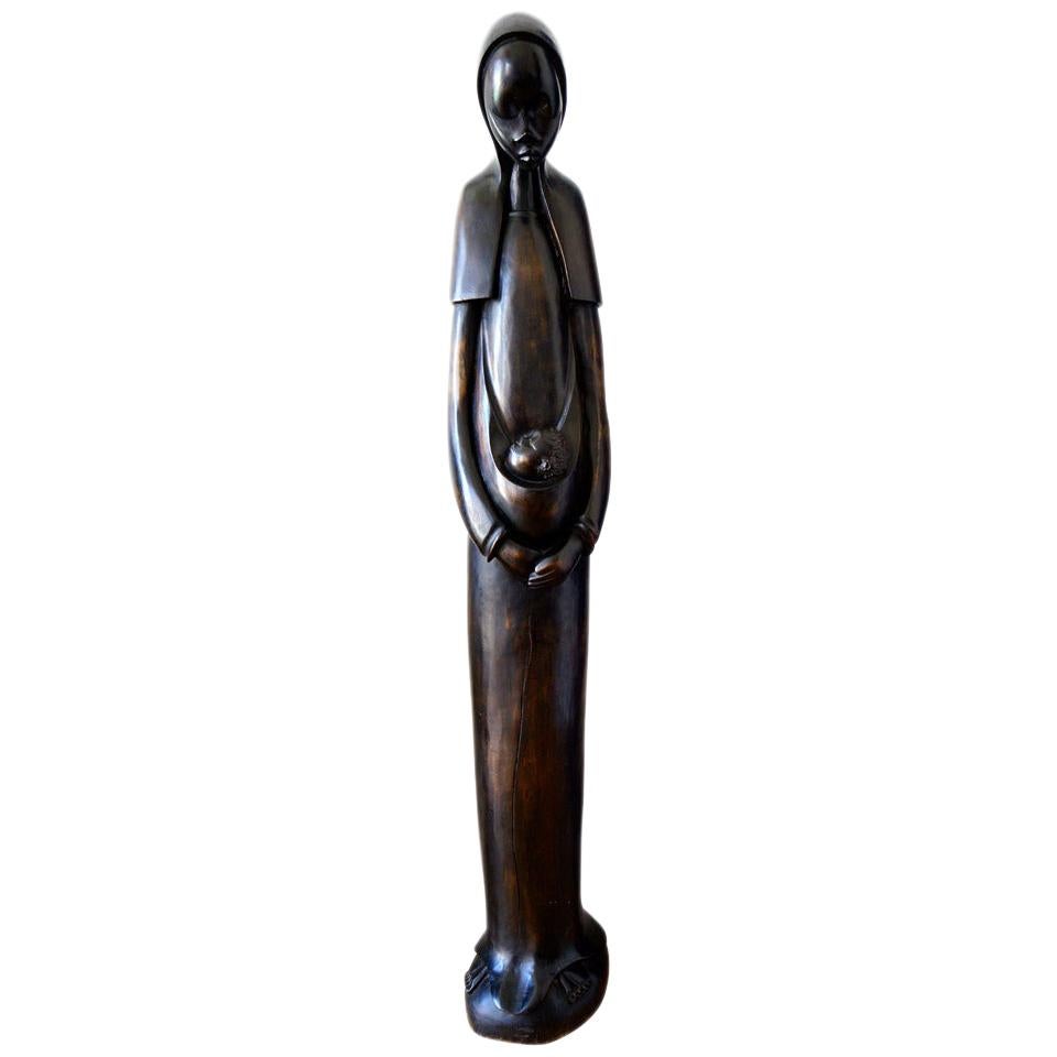 Sculpture africaine du milieu du siècle en bois sculpté à la main représentant Maria et l'enfant