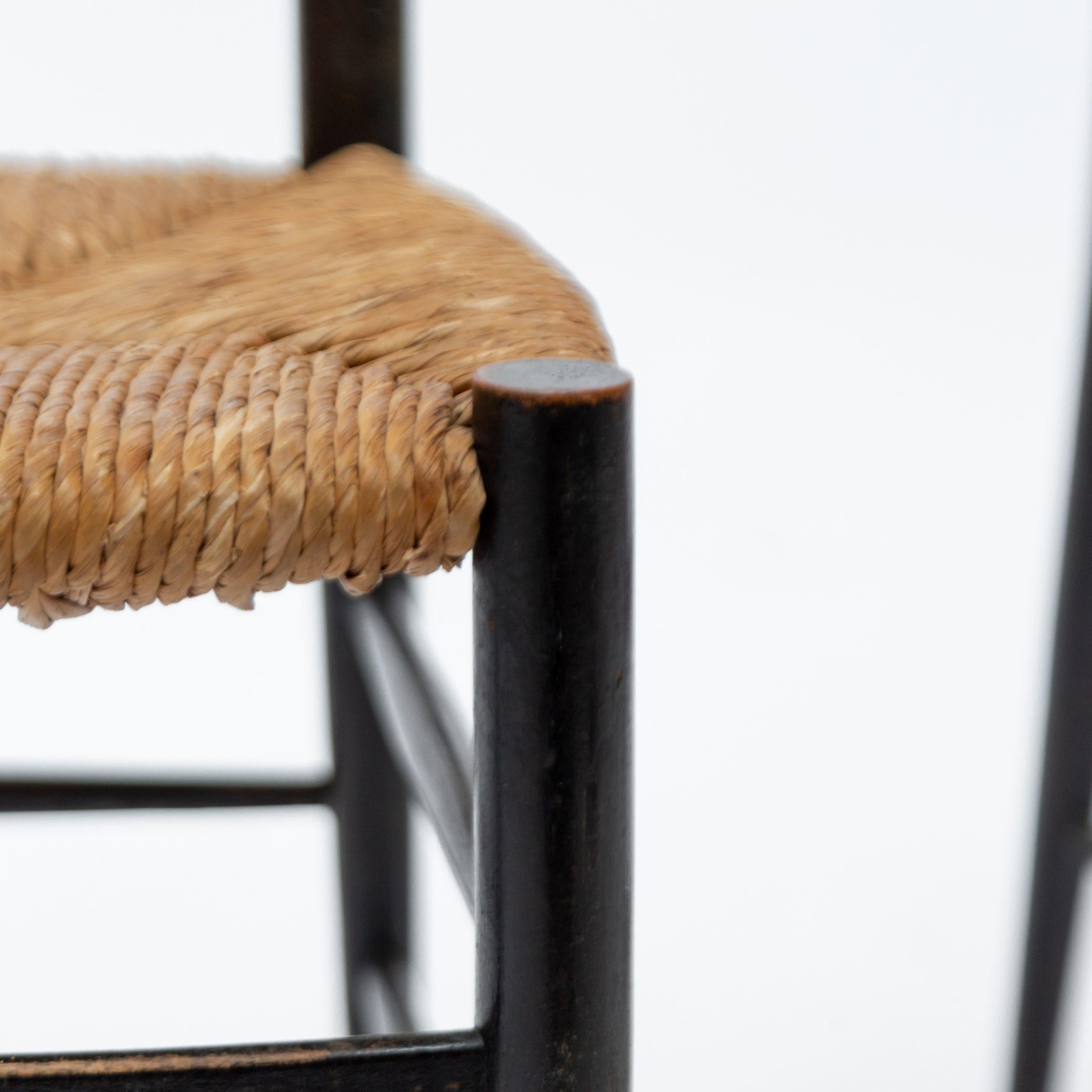 Il prezzo è di 2 pezzi. Famose sedie italiane degli anni '50 in stile Gio Ponti. Struttura in legno massiccio laccato nero. Sedili in fibra naturale.