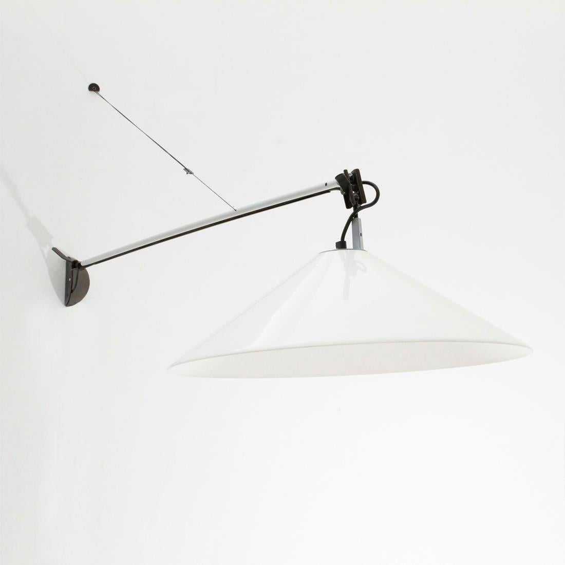 Lamp produced by Artemide in the 1970s designed by Enzo Mari.
Ceiling rose in thermoplastic resin and metal, painted.
Aluminum stem.
Latches with painted metal clamp.
Methacrylate conical diffuser.
Support rope.
Good general conditions, some