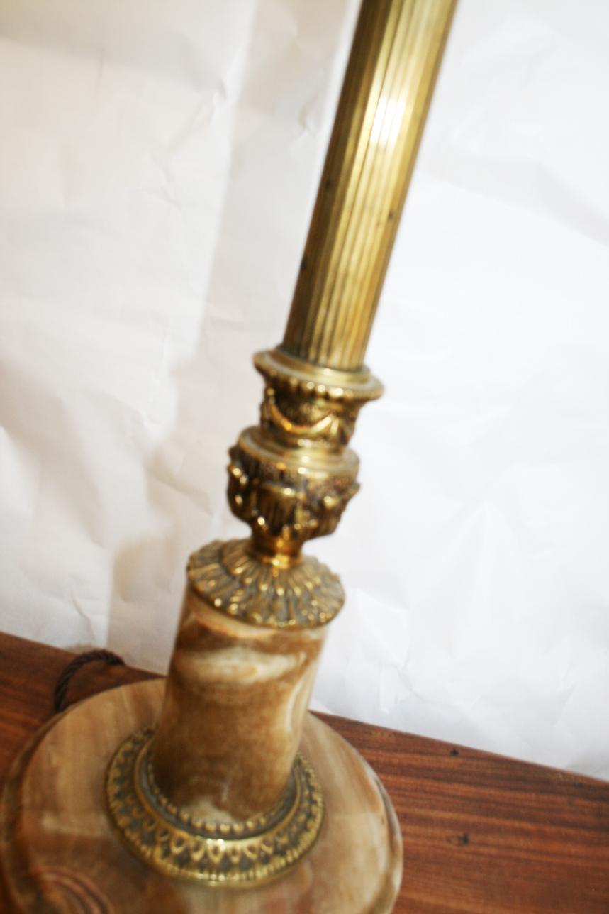 Tischlampe Alabaster Onix, Karamell und Messing, große Säule, frühes 20. Jahrhundert im Angebot 15