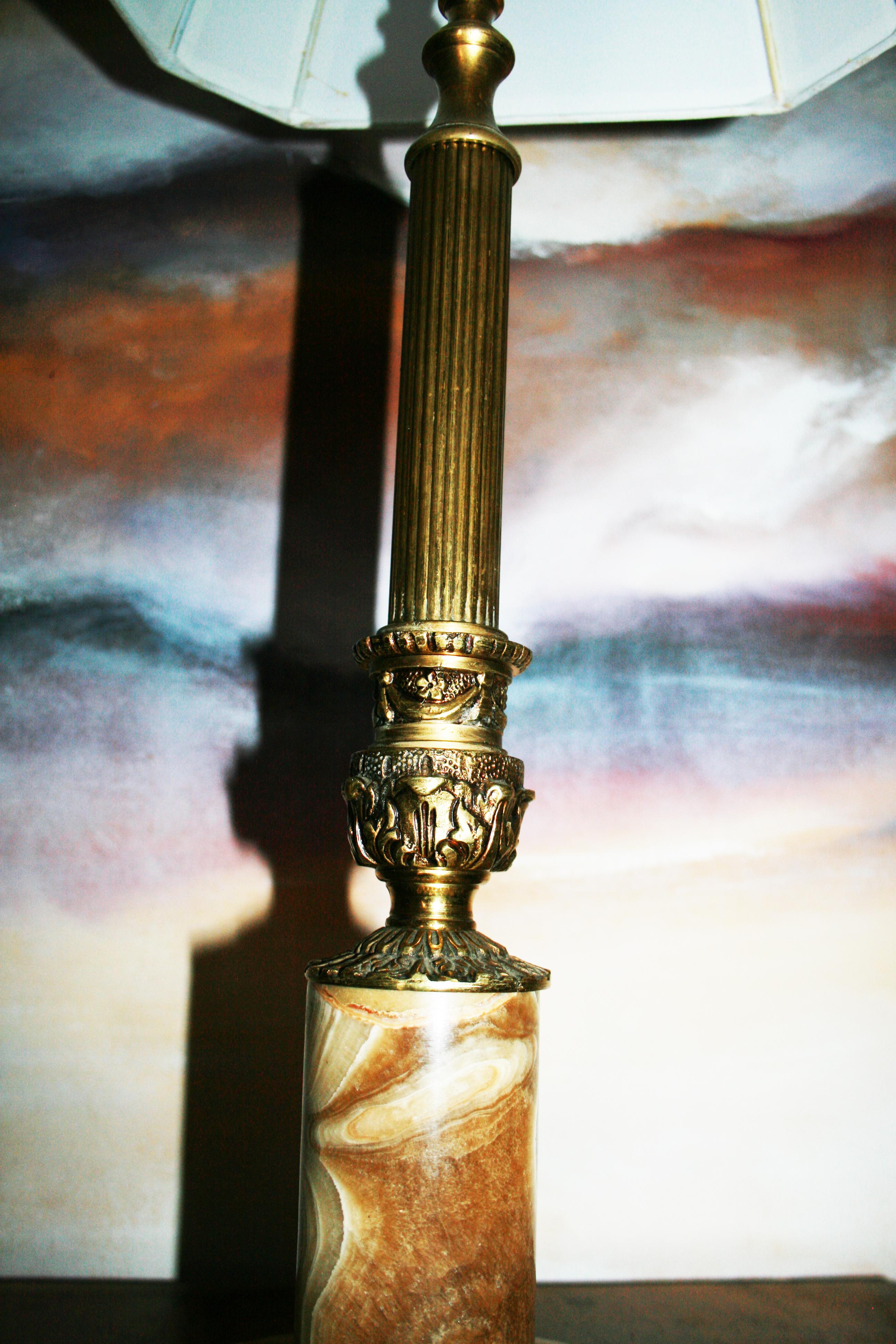 Tischlampe Alabaster Onix, Karamell und Messing, große Säule, frühes 20. Jahrhundert im Angebot 4