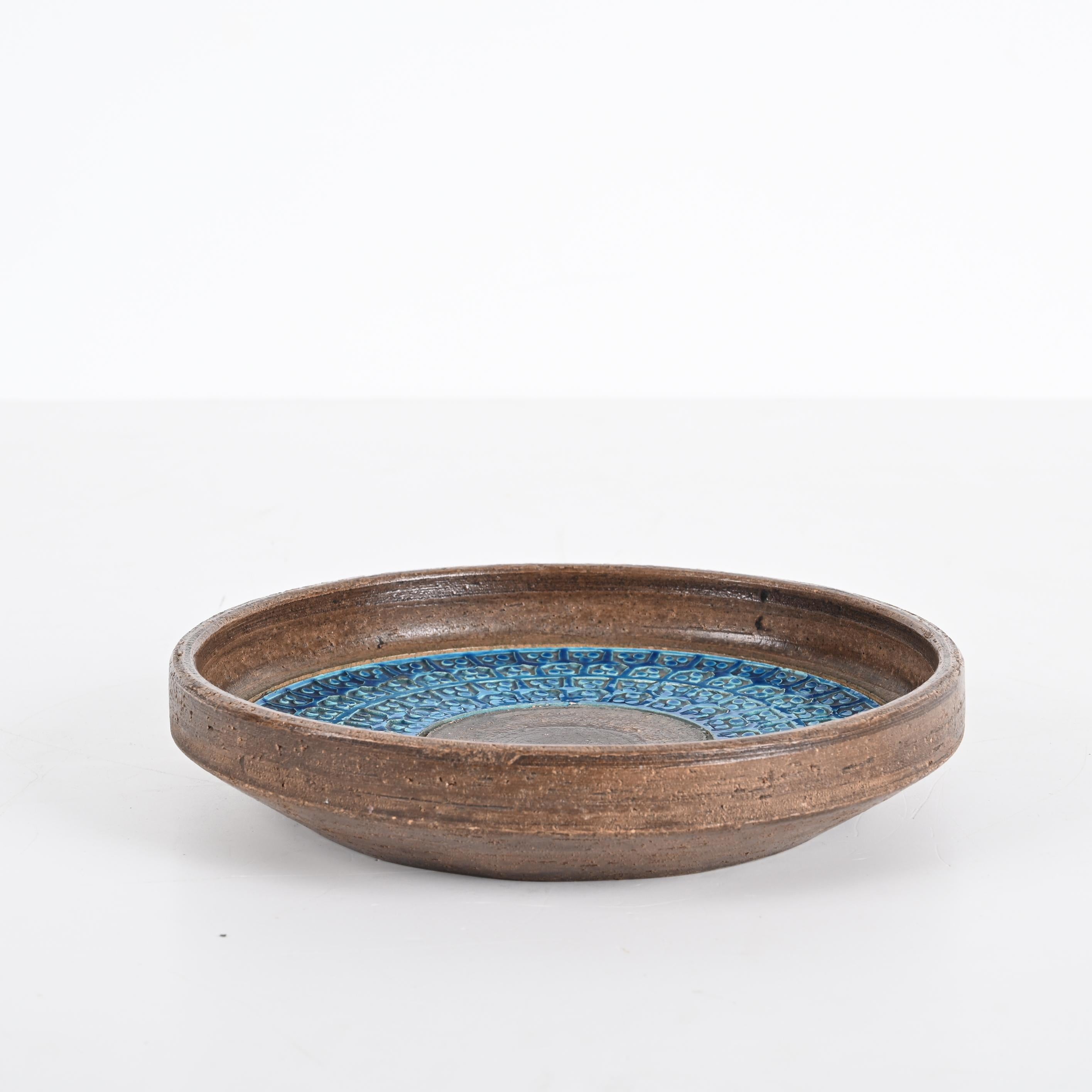 Midcentury round blue and brown ceramic centrepiece. Aldo Londi designed this fantastic piece in Italy during the 1960s for Bitossi.

This fantastic item is magnificent because the brilliant blue mixes wonderfully with the brown elements, plus the