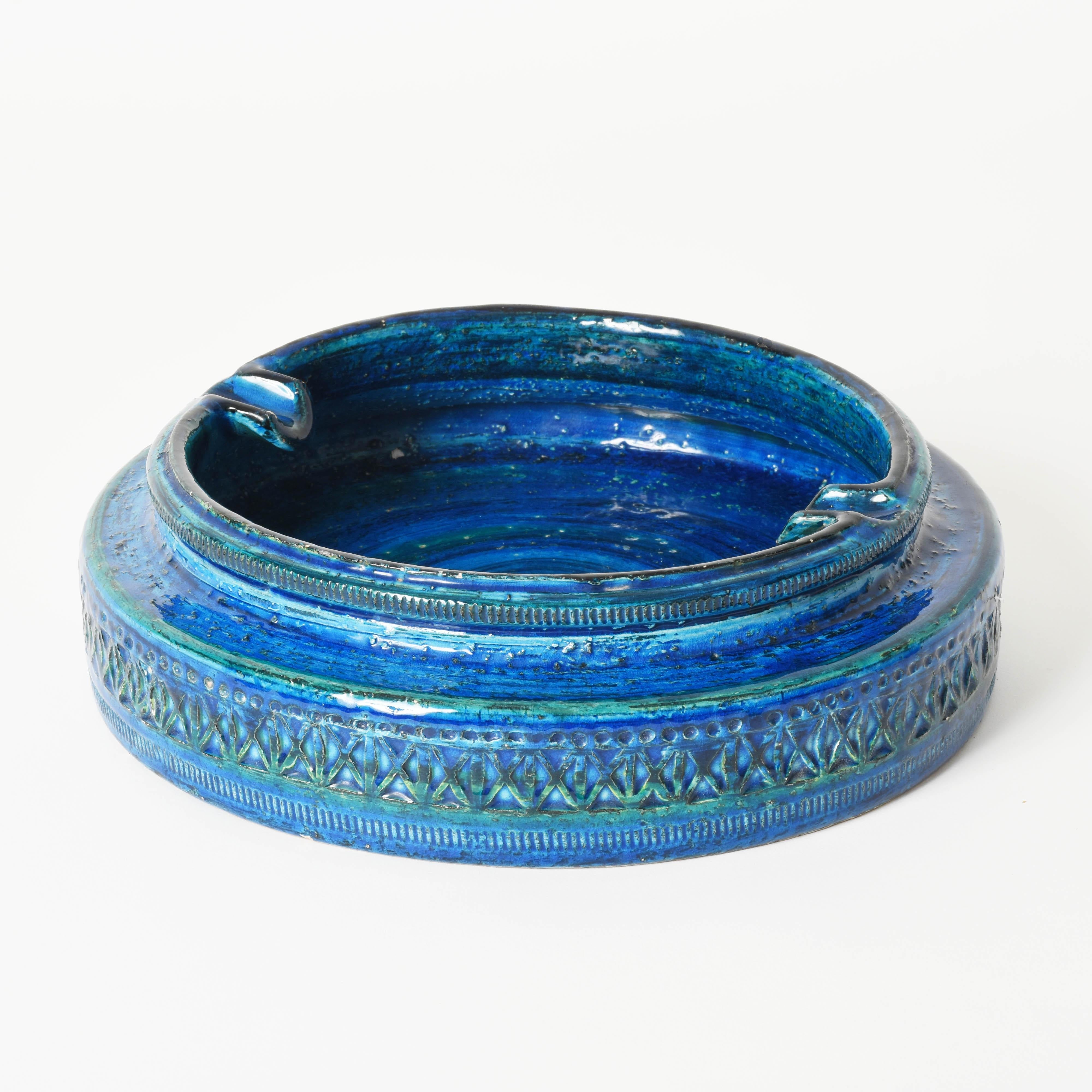 Beautiful and large round midcentury ashtray in blue glazed ceramic (Rimini Blu). This amazing piece was designed by Aldo Londi and produced by Bitossi in Italy during 1960s. 

This item is unique as it is handcrafted with a superb hand carved