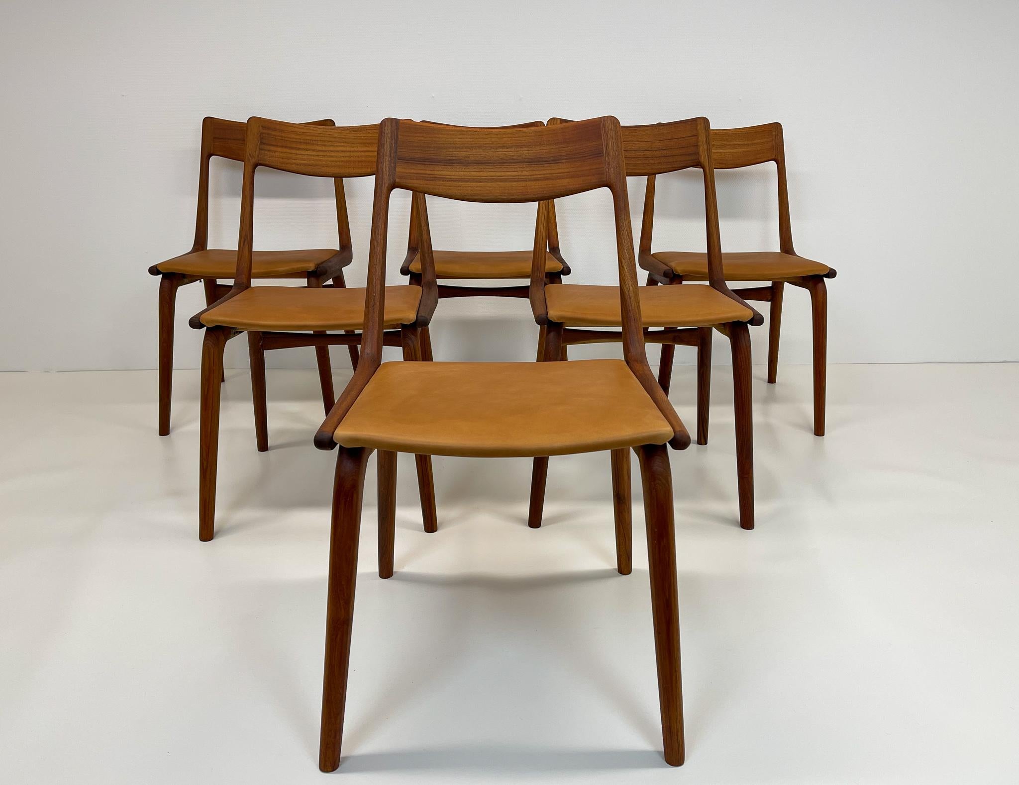 This set of six dining chairs, made in teak and all new quality brown upholstery. Designed by Alfred Christensen for Slagelse Møbelvaerk, Denmark, 1960s.

Elegant set of six Danish dining chairs, with a teak frame. Seen from the side, the seat's