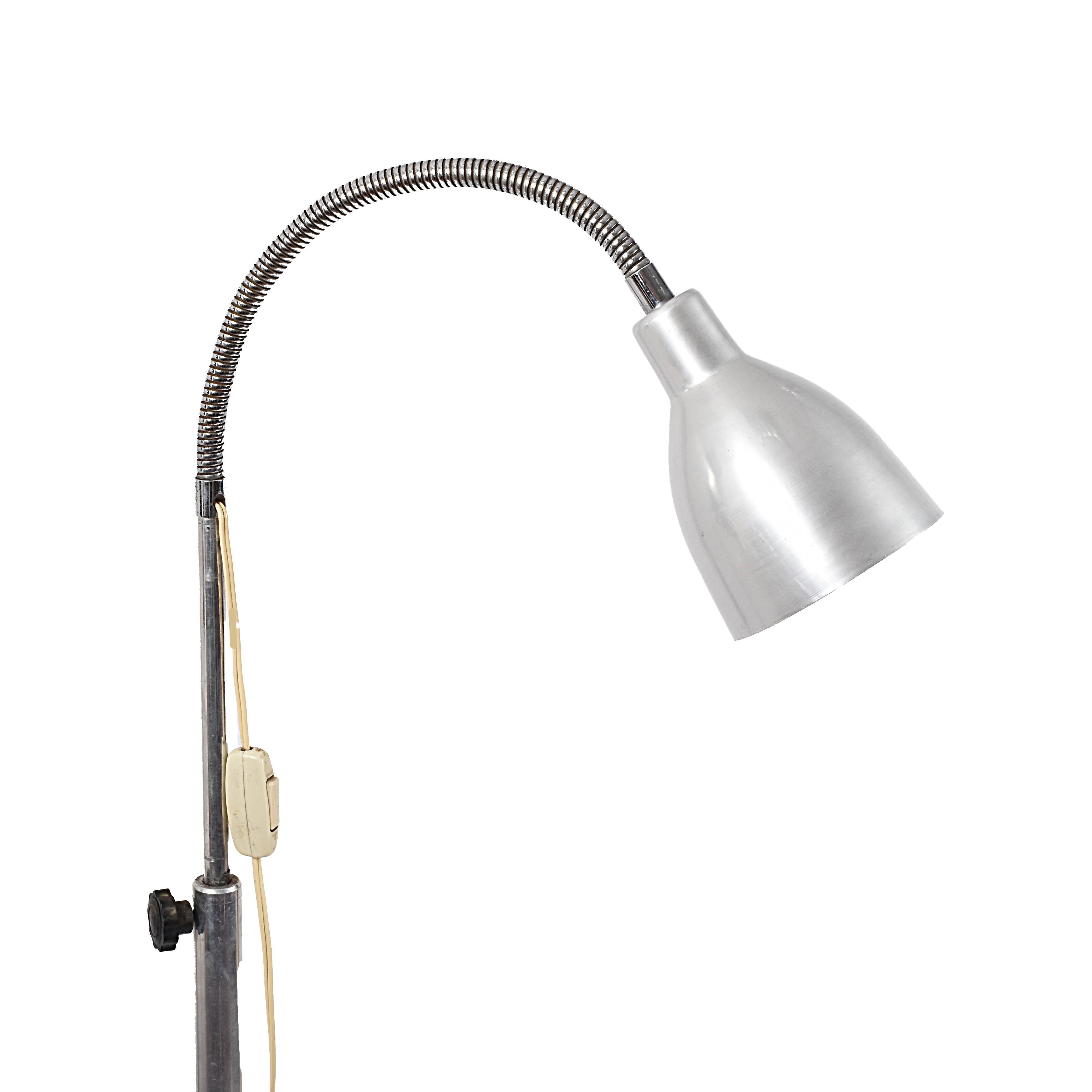 Stehlampe aus Aluminium und Stahl aus der Mitte des Jahrhunderts, italienische medizinische Stehlampe, 1950er Jahre  (20. Jahrhundert) im Angebot