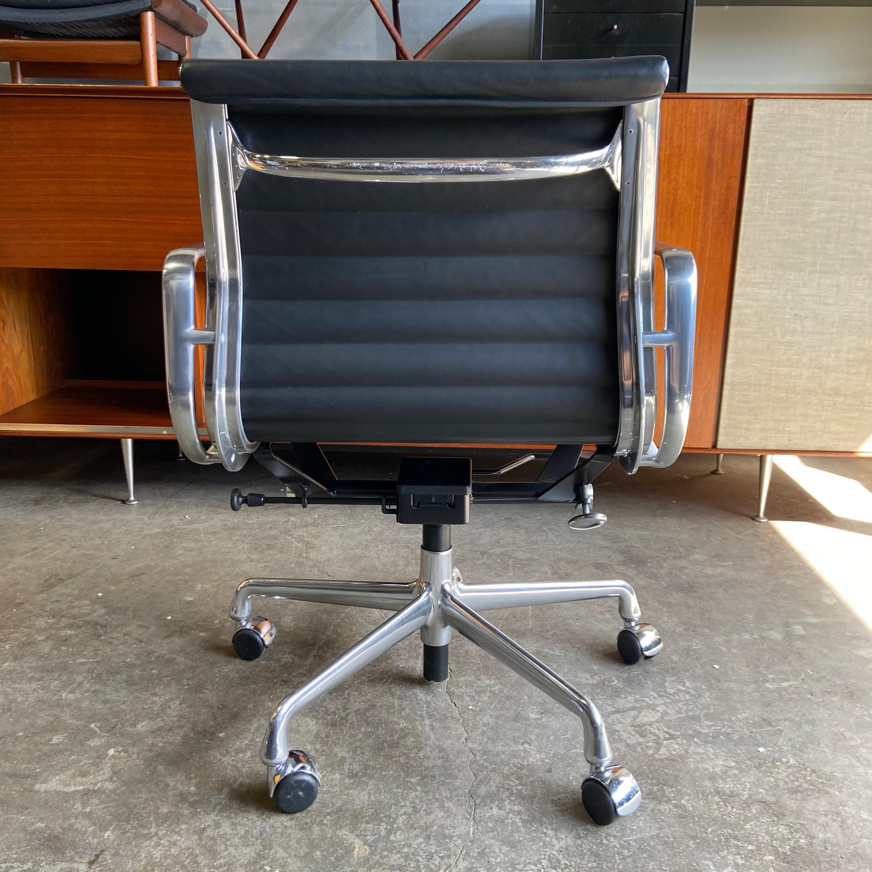 Midcentury Aluminum Group Chairs in Black Leather Near New Old Stock In Good Condition In BROOKLYN, NY