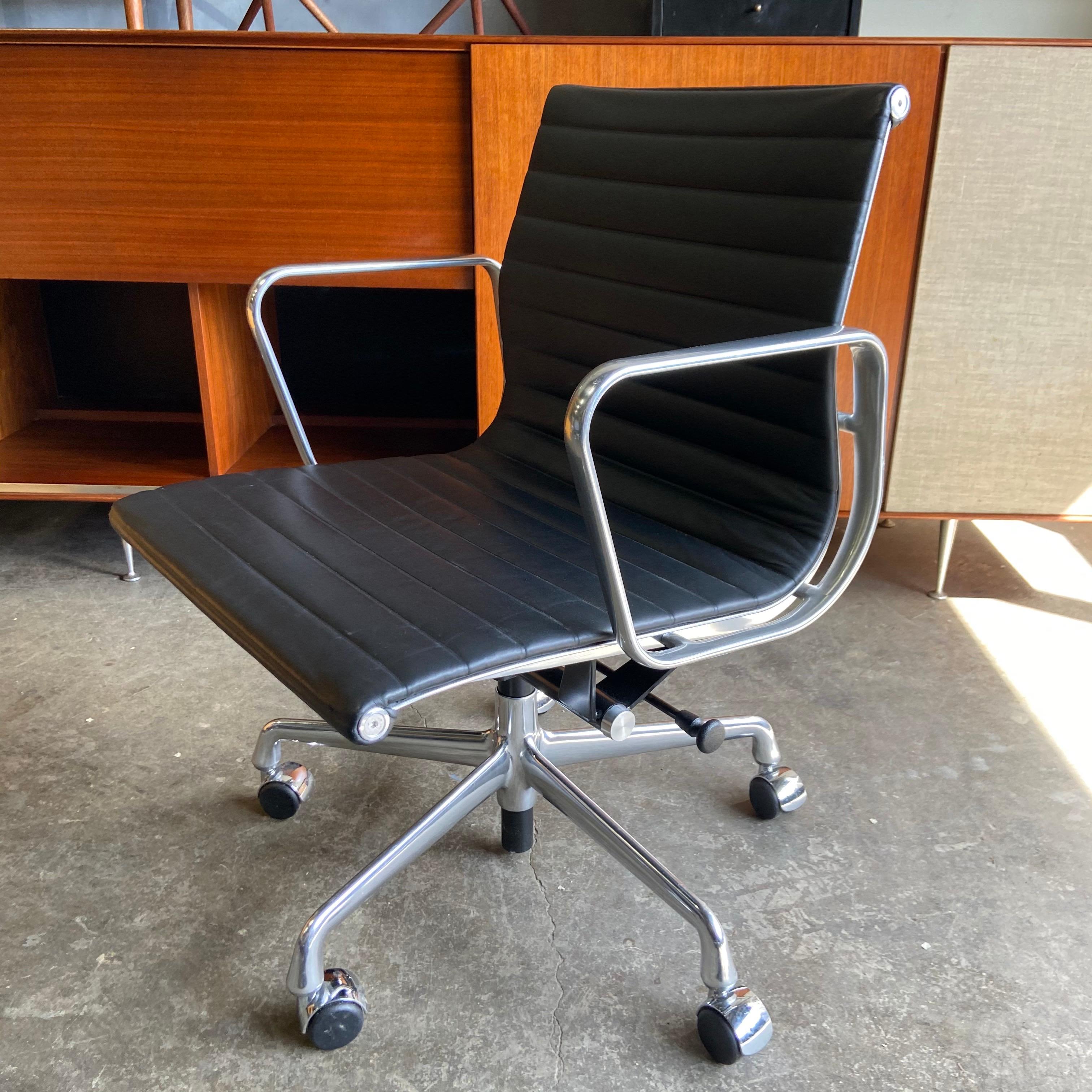 Midcentury Aluminum Group Chairs in Black Leather Near New Old Stock 1