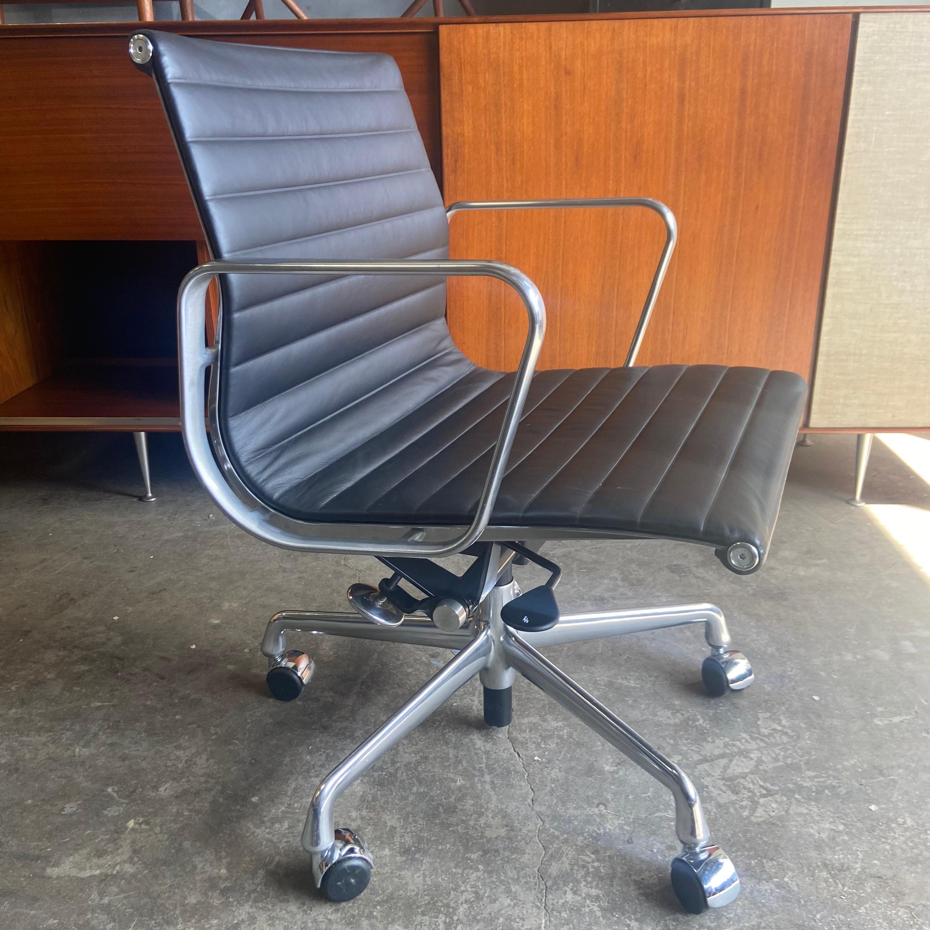 Midcentury Aluminum Group Chairs in Black Leather Near New Old Stock 2