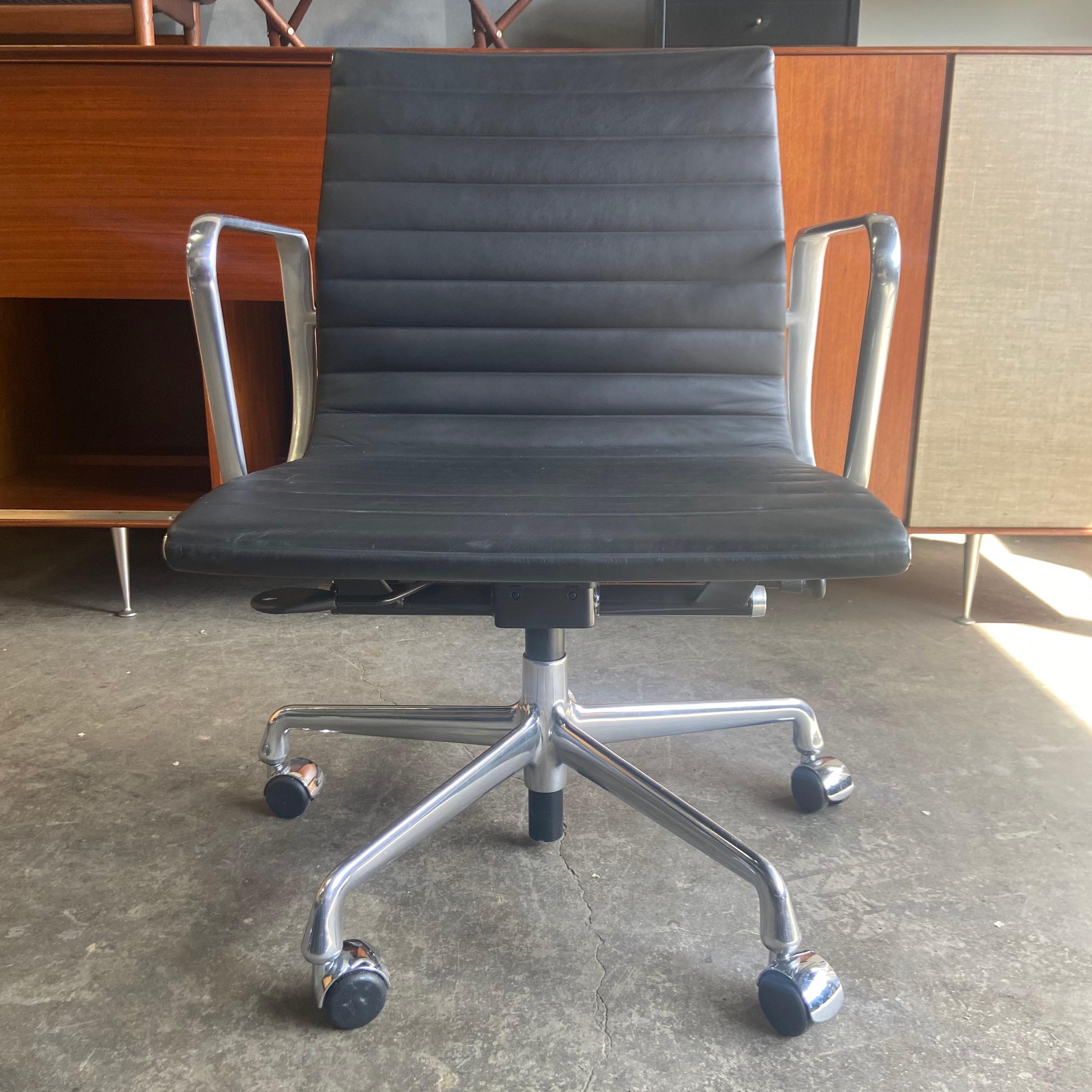 Midcentury Aluminum Group Chairs in Black Leather Near New Old Stock 3