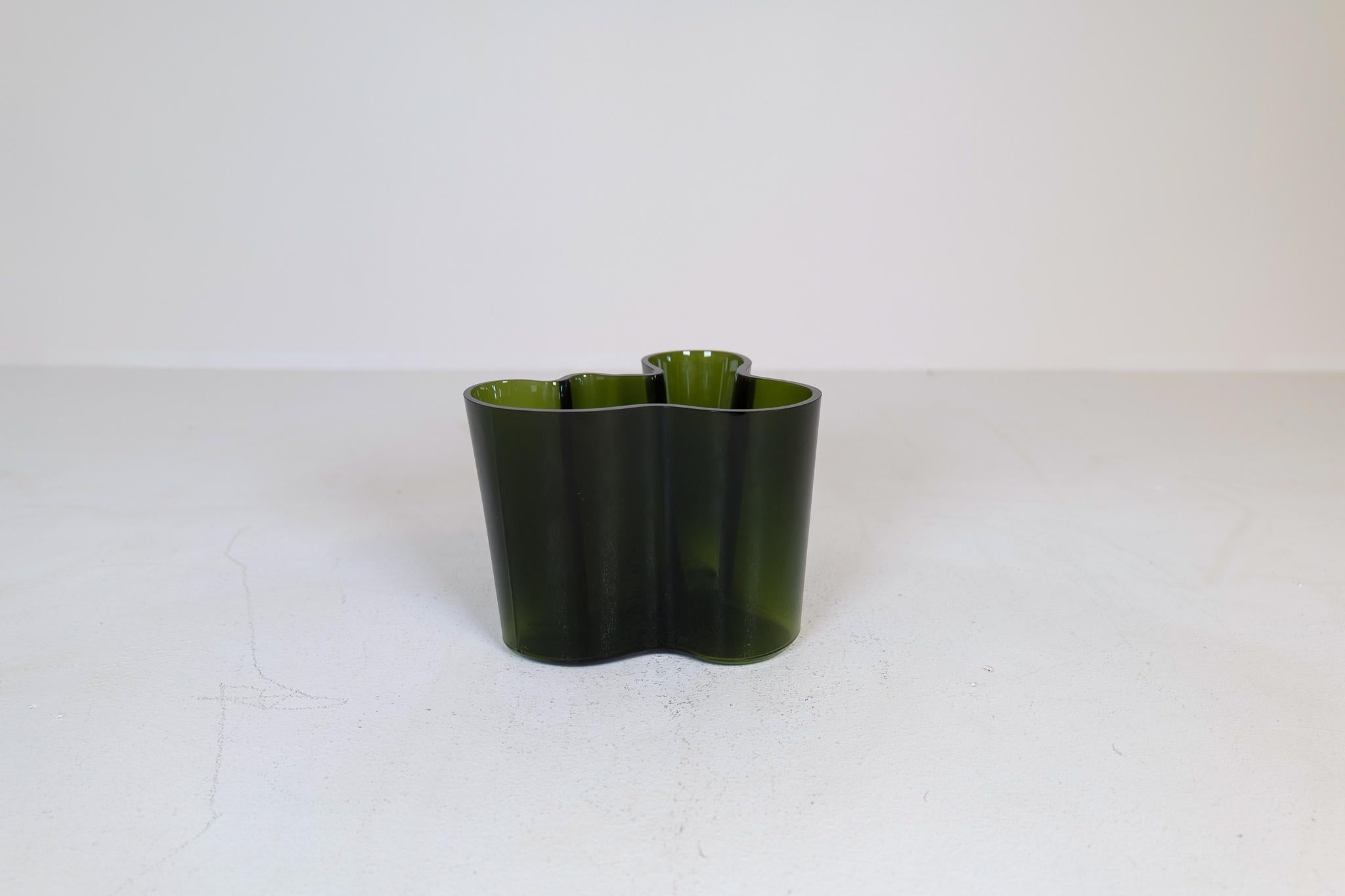 Midcentury Alvar Aalto Large Green 3030 Savoy Vase in Dark Green Iittala 1950s 4