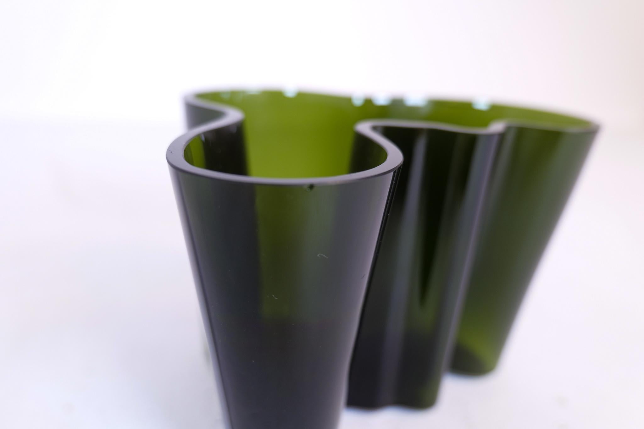 Midcentury Alvar Aalto Large Green 3030 Savoy Vase in Dark Green Iittala 1950s 5