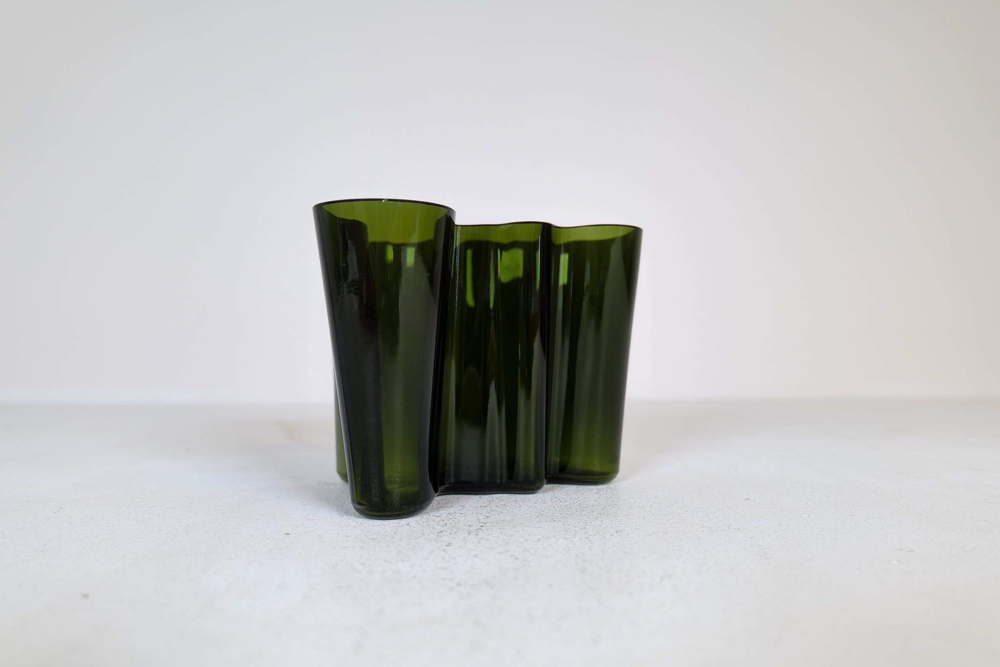Mid-Century Modern Midcentury Alvar Aalto Large Green 3030 Savoy Vase in Dark Green Iittala 1950s