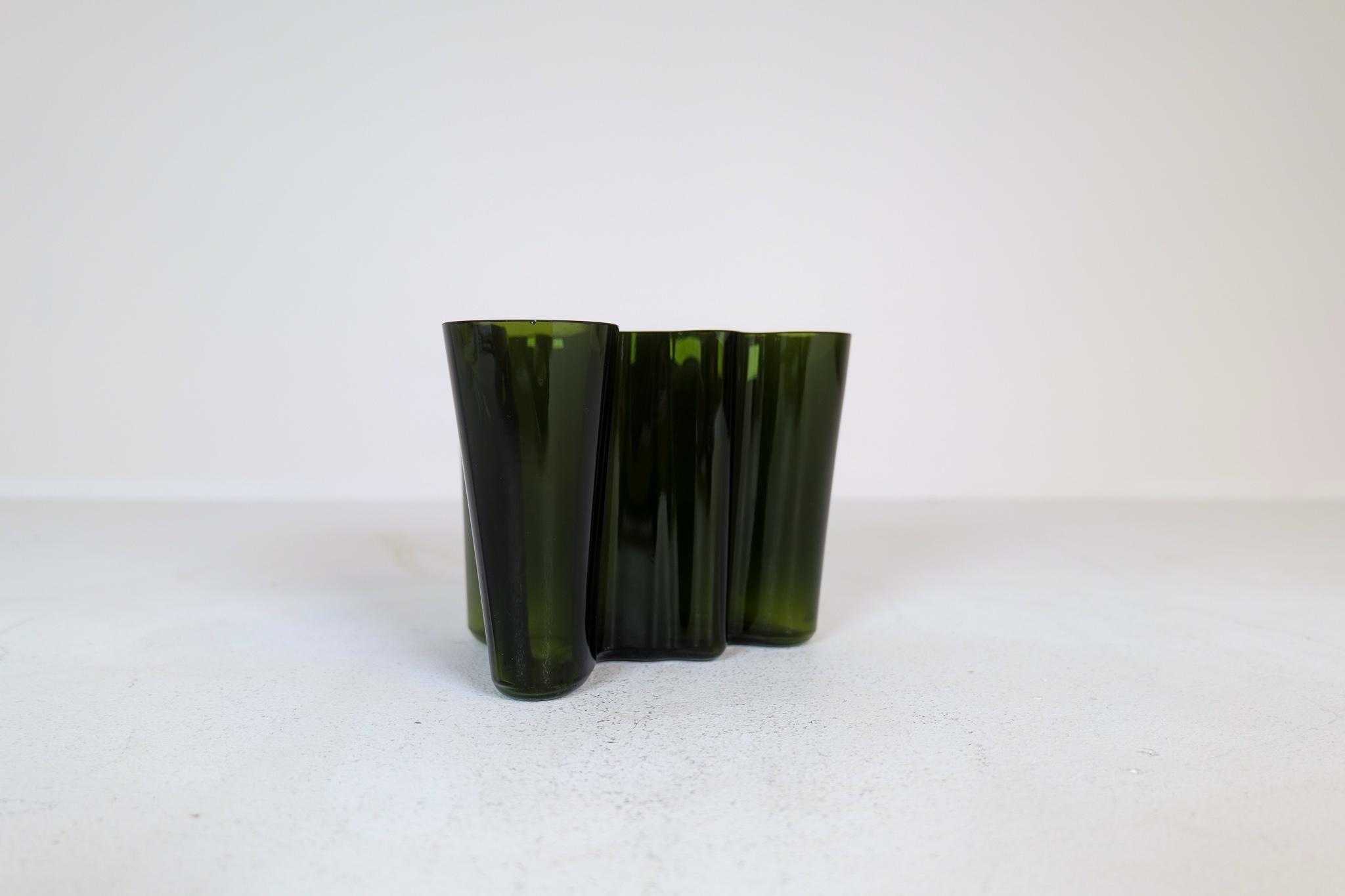 Finnish Midcentury Alvar Aalto Large Green 3030 Savoy Vase in Dark Green Iittala 1950s