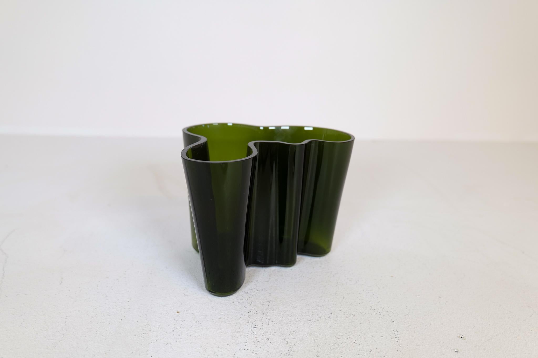 Midcentury Alvar Aalto Large Green 3030 Savoy Vase in Dark Green Iittala 1950s In Good Condition In Hillringsberg, SE