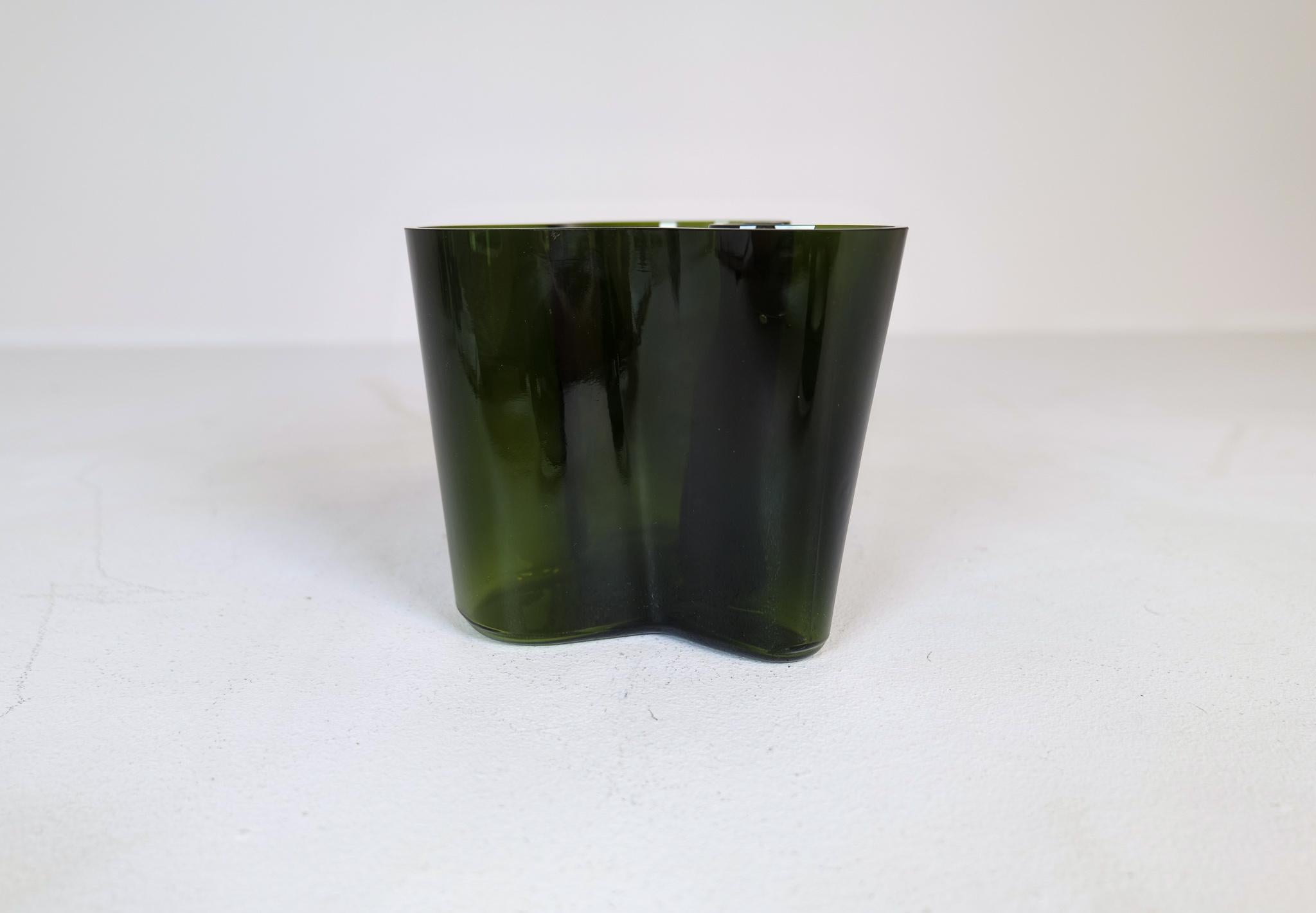 Midcentury Alvar Aalto Large Green 3030 Savoy Vase in Dark Green Iittala 1950s 1