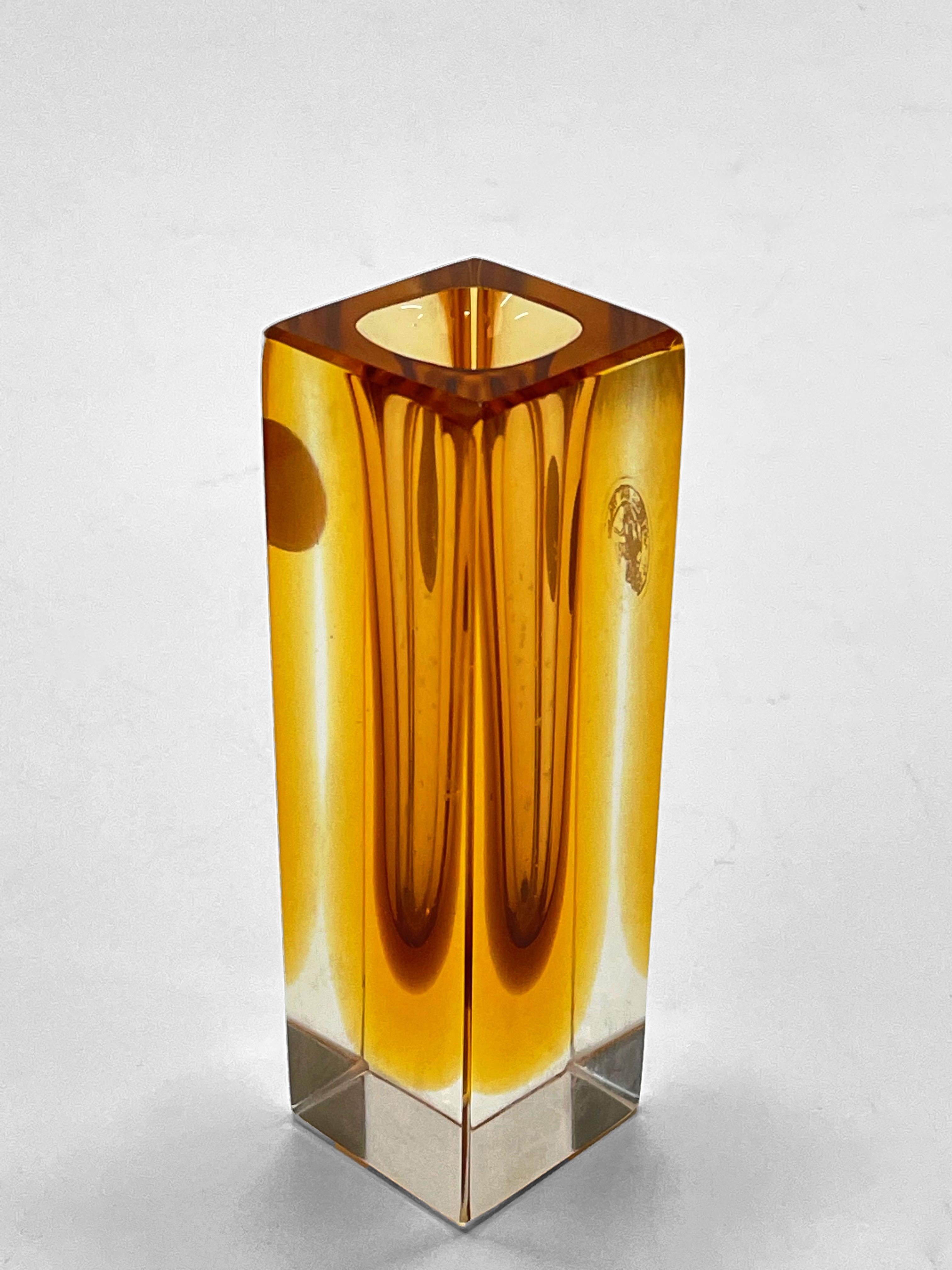 Vase artistique italien en verre de Murano jaune ambré du milieu du siècle 