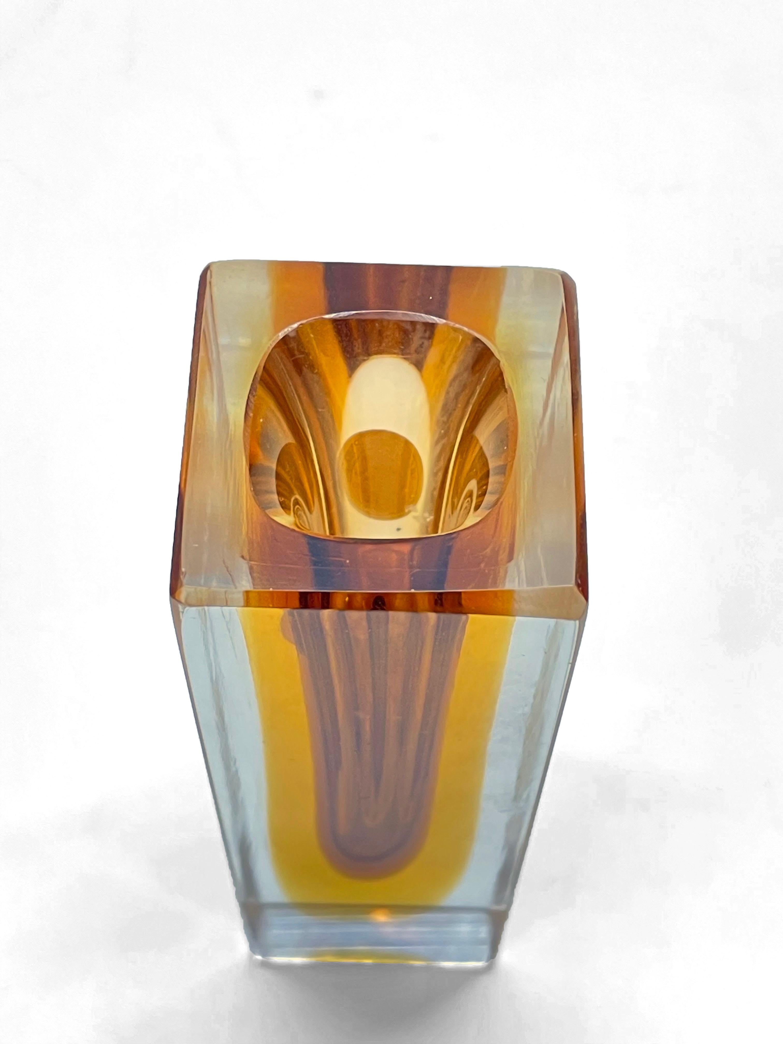 Vase artistique italien en verre de Murano jaune ambré du milieu du siècle 