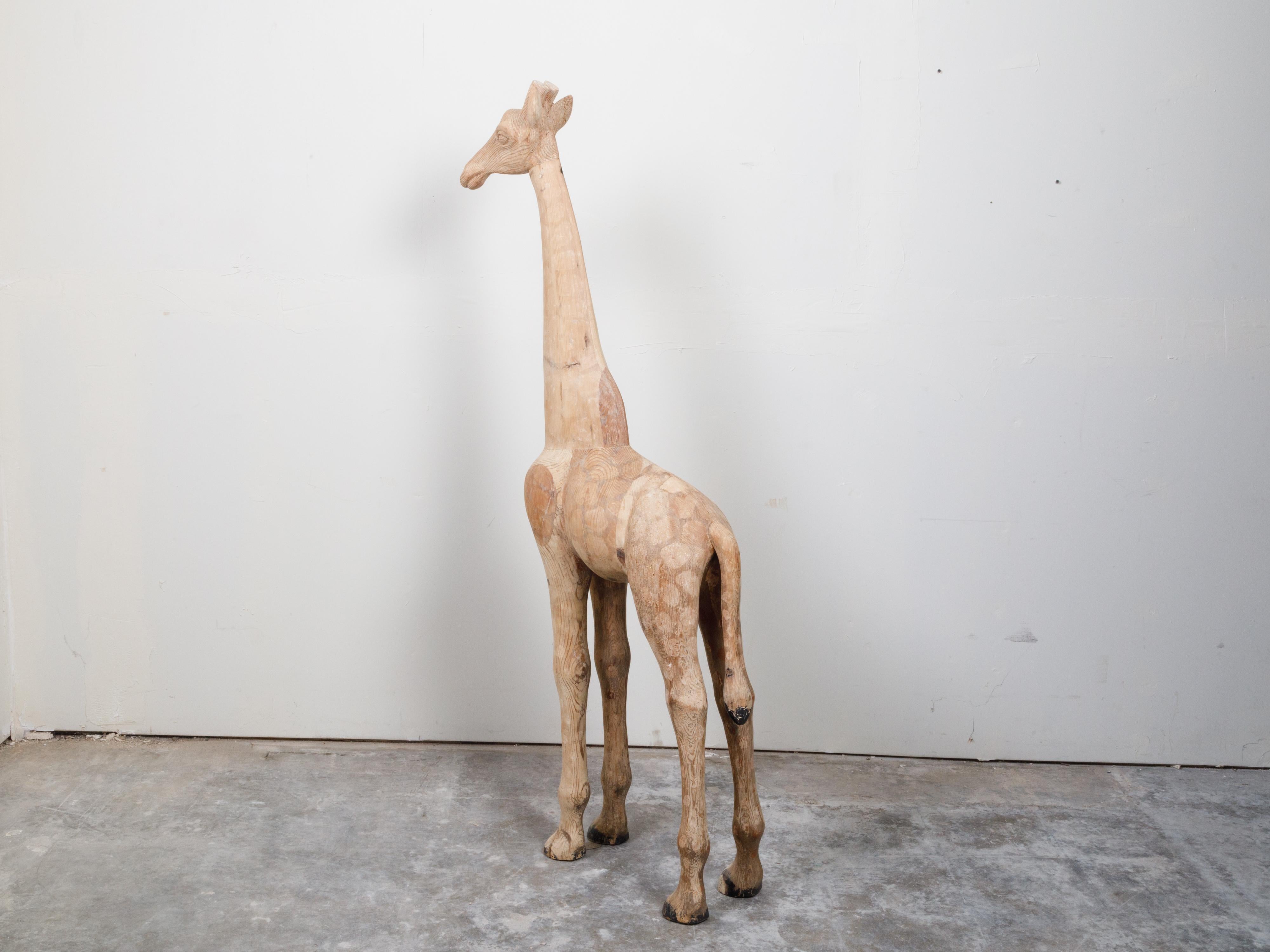 Mitte des Jahrhunderts amerikanische geschnitzte hölzerne Giraffe Skulptur mit natürlicher Oberfläche im Angebot 4