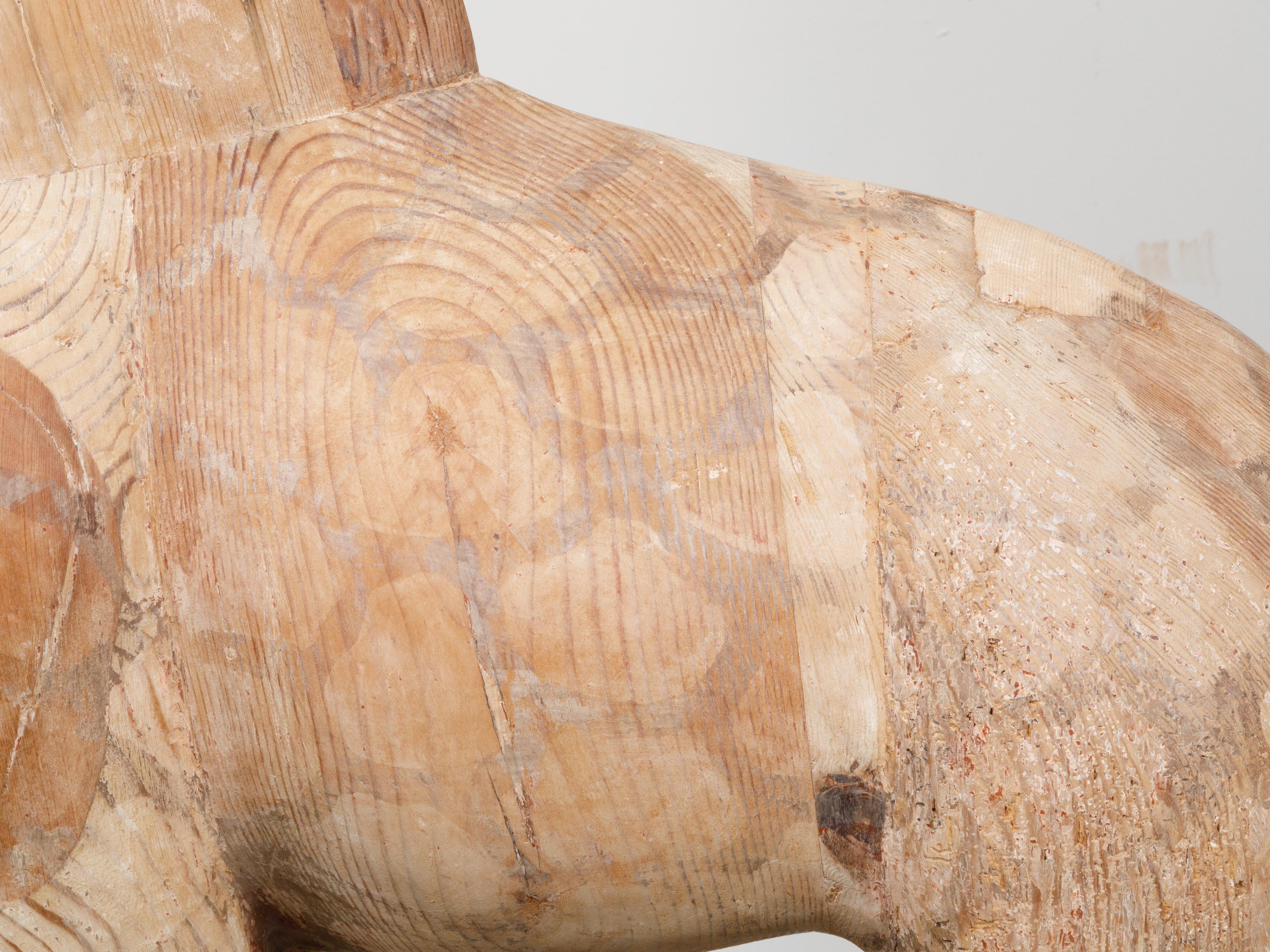 Sculpture de girafe américaine du milieu du siècle dernier en bois sculpté avec finition naturelle en vente 6